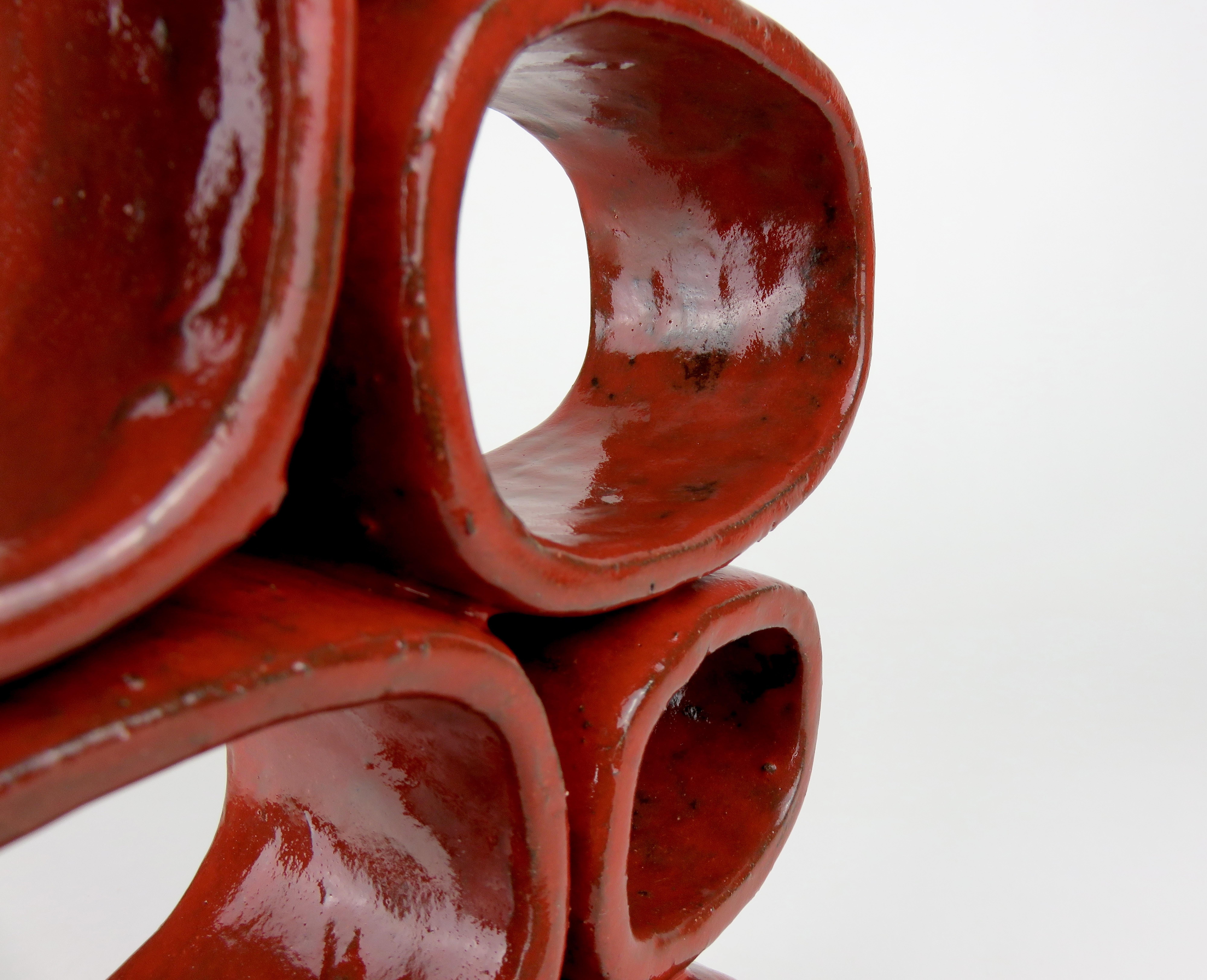 Leuchtend rote Keramik-Skulptur, handgefertigt, sechs weiche rechteckige Rechtecke auf gewölbten Beinen im Angebot 6