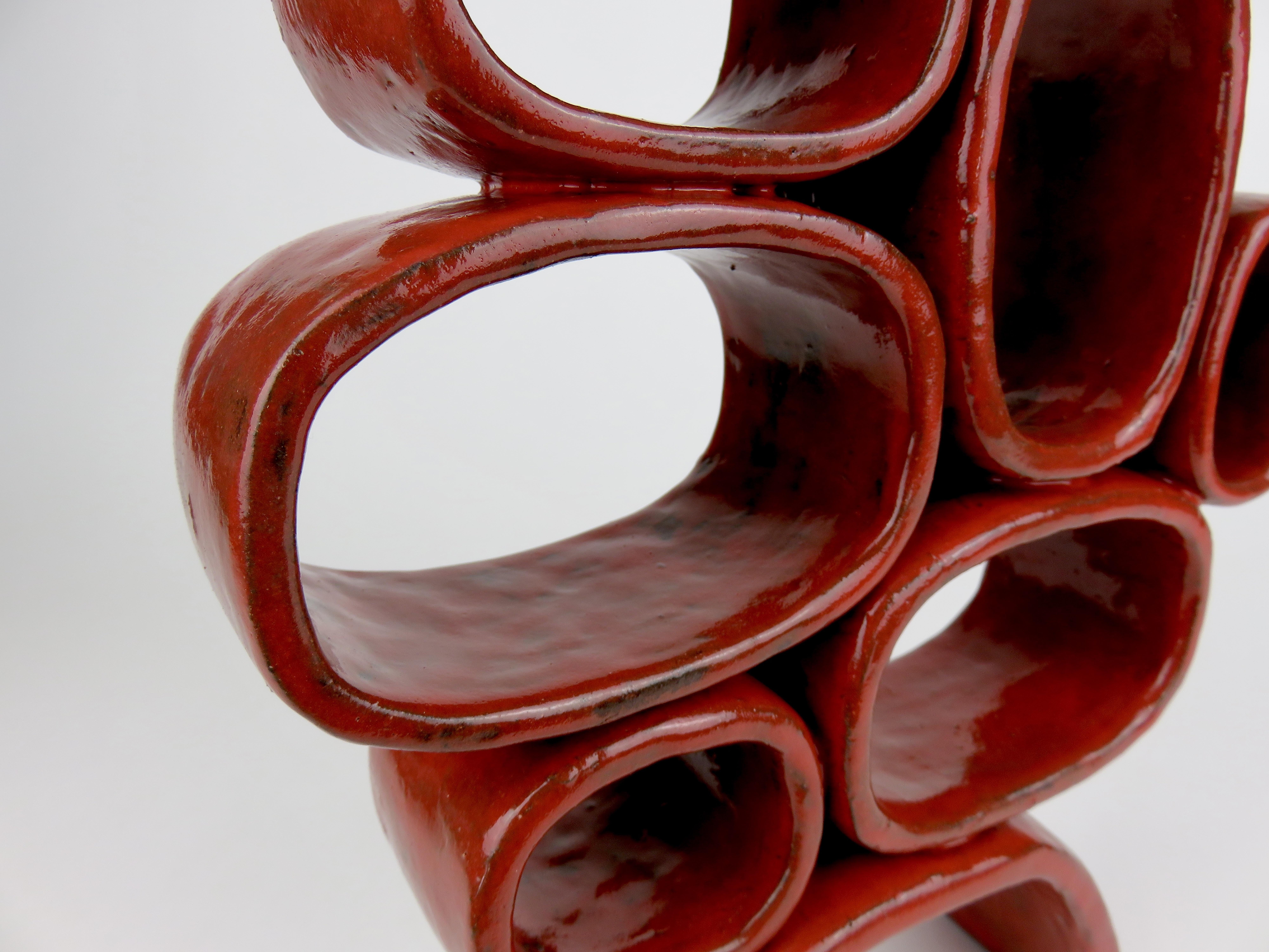 Leuchtend rote Keramik-Skulptur, handgefertigt, sechs weiche rechteckige Rechtecke auf gewölbten Beinen im Angebot 2