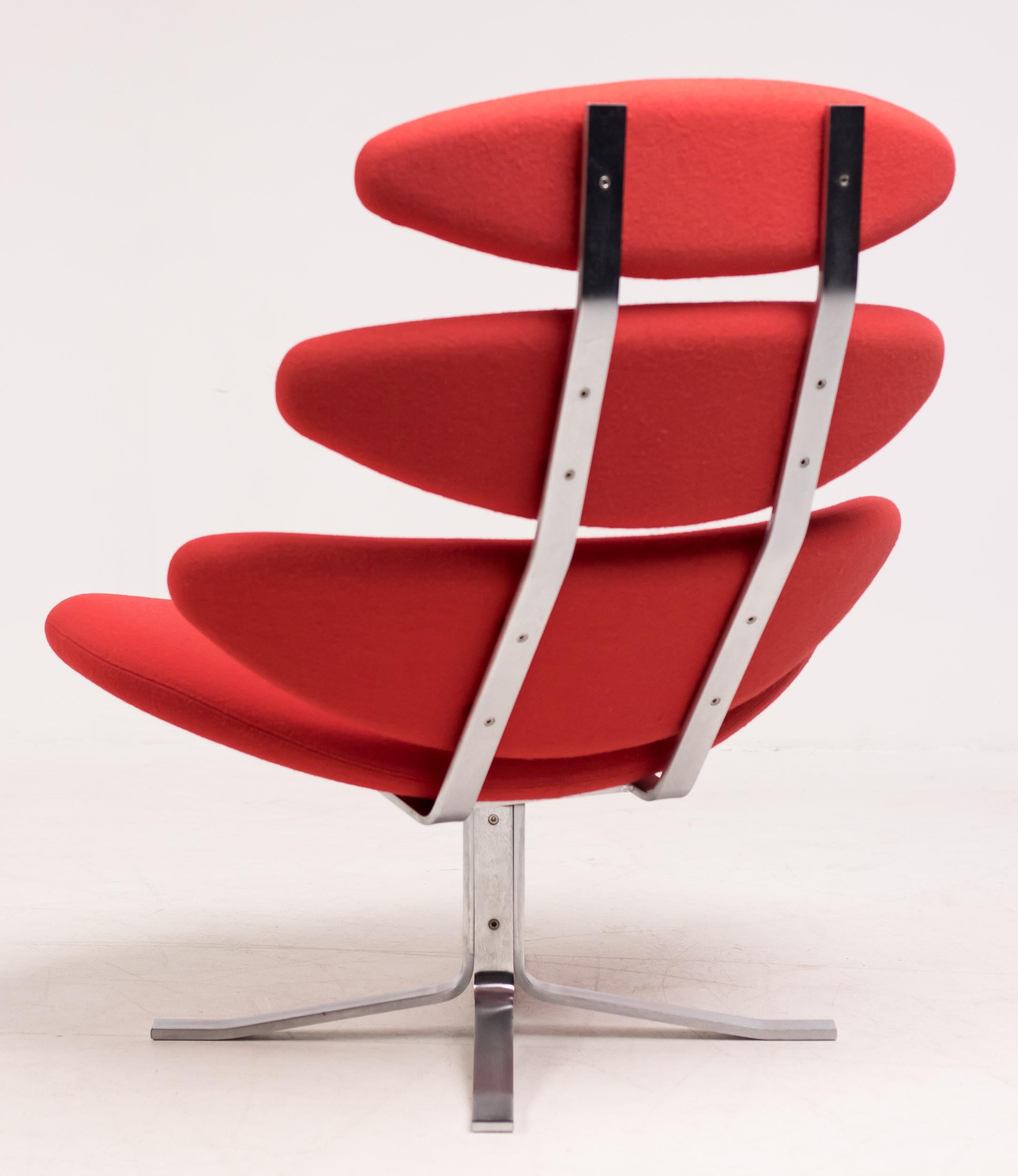Erik Jorgensen model EJ 5 or corona swiveling lounge chair designed by Poul Volther.
This example in red Divina (wool felt) Kvadrat fabric.
The EJ 5 Corona chair is light yet has a sculptural gravity.
This combination made the corona a star in