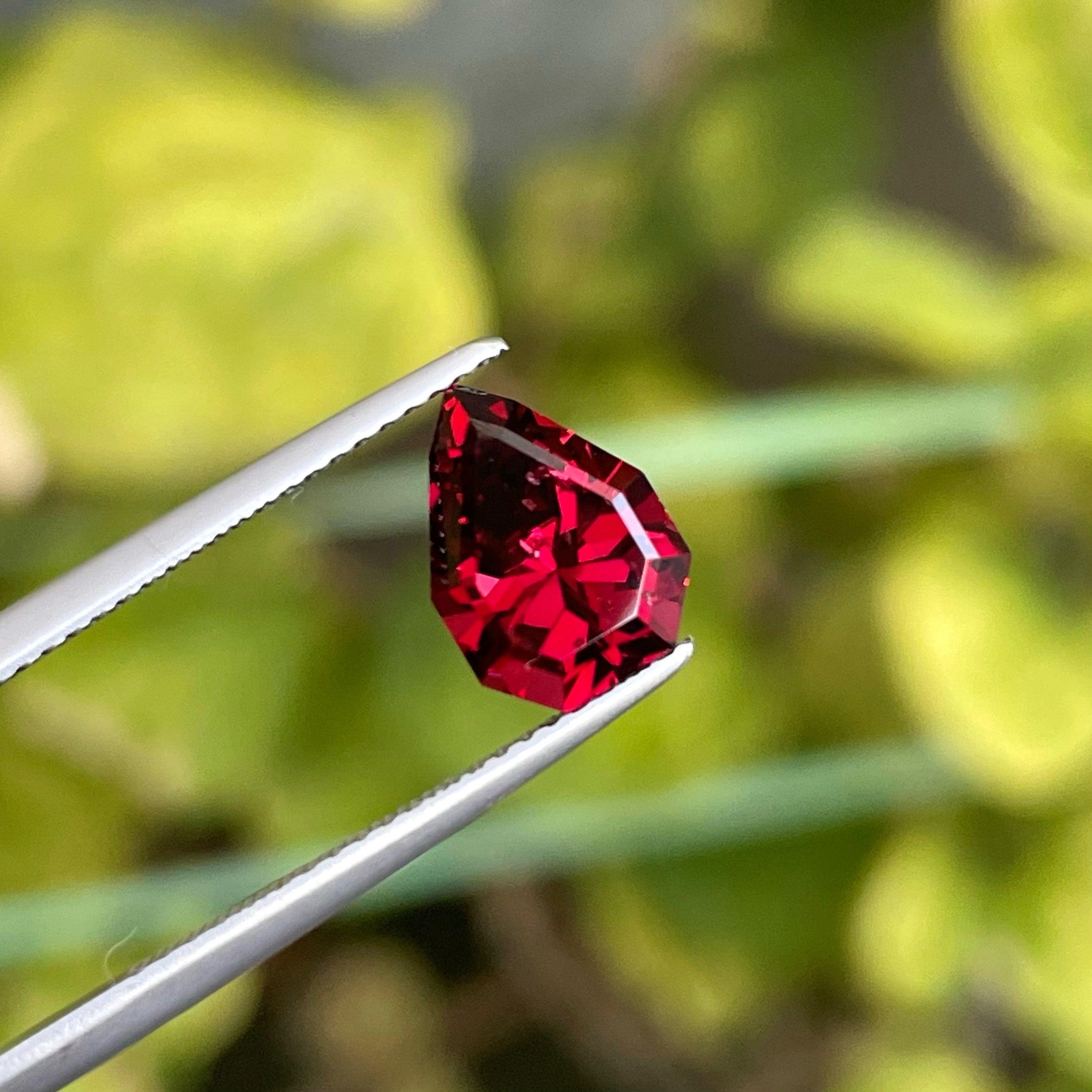 Moderne Pierre précieuse non sertie de 2,95 carats, grenat poire et grenat facetté rouge vif en vente
