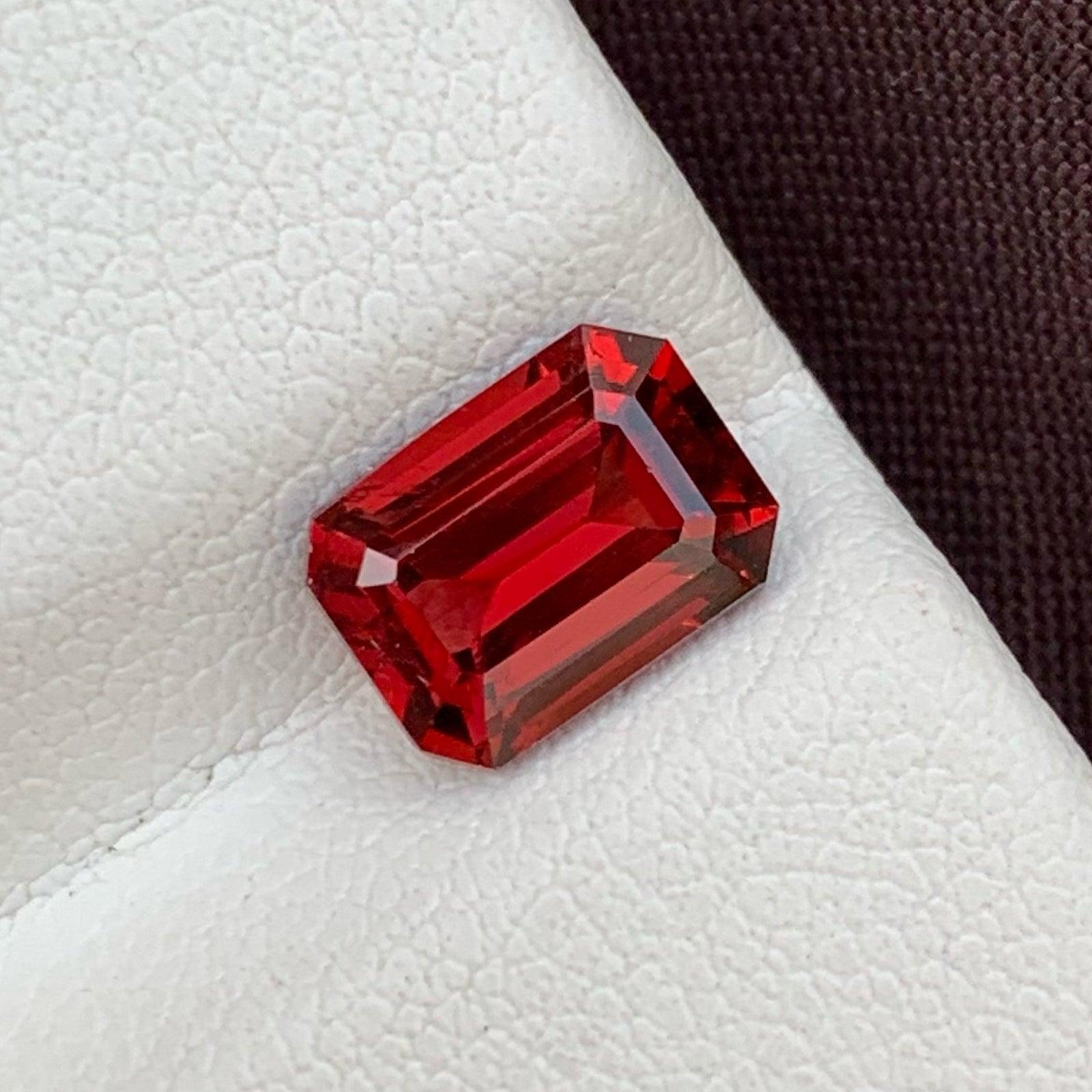 Bright Red Garnet Loose Gemstone From Malawi 2.10 Carats Garnet Jewelry Fine Gem In New Condition For Sale In Bangkok, TH