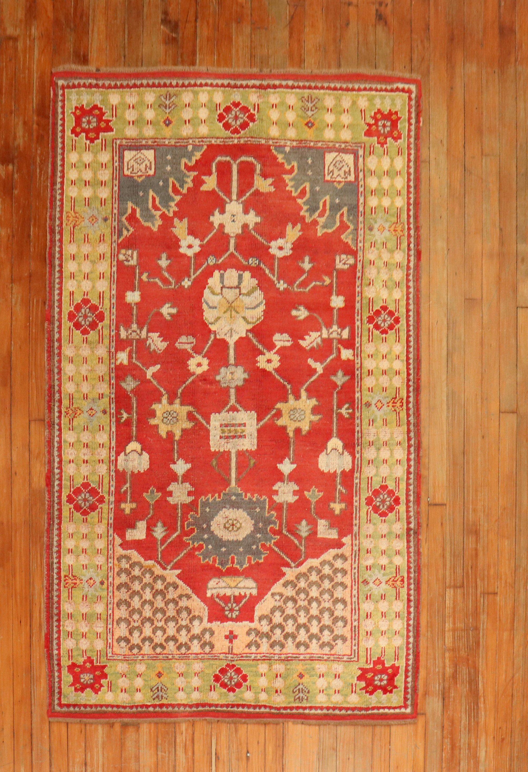 Charmant tapis turc oushak du début du 20e siècle, coloré, avec un champ rouge vif et une bordure vert citron.

Mesures : 3'11