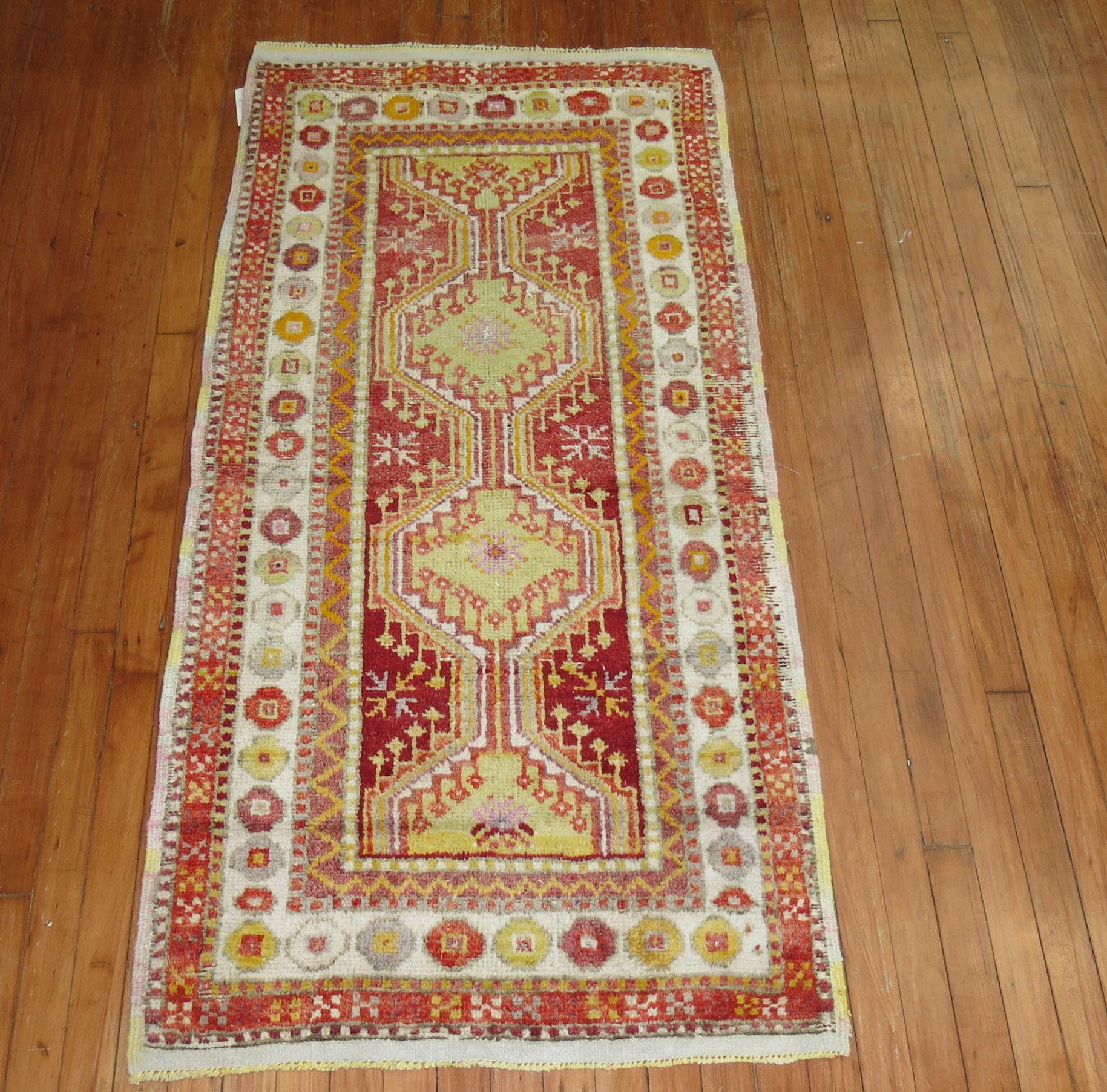 Mid 20th century tribal Turkish scatter size rug in bright red and green

Measures: 2'8
