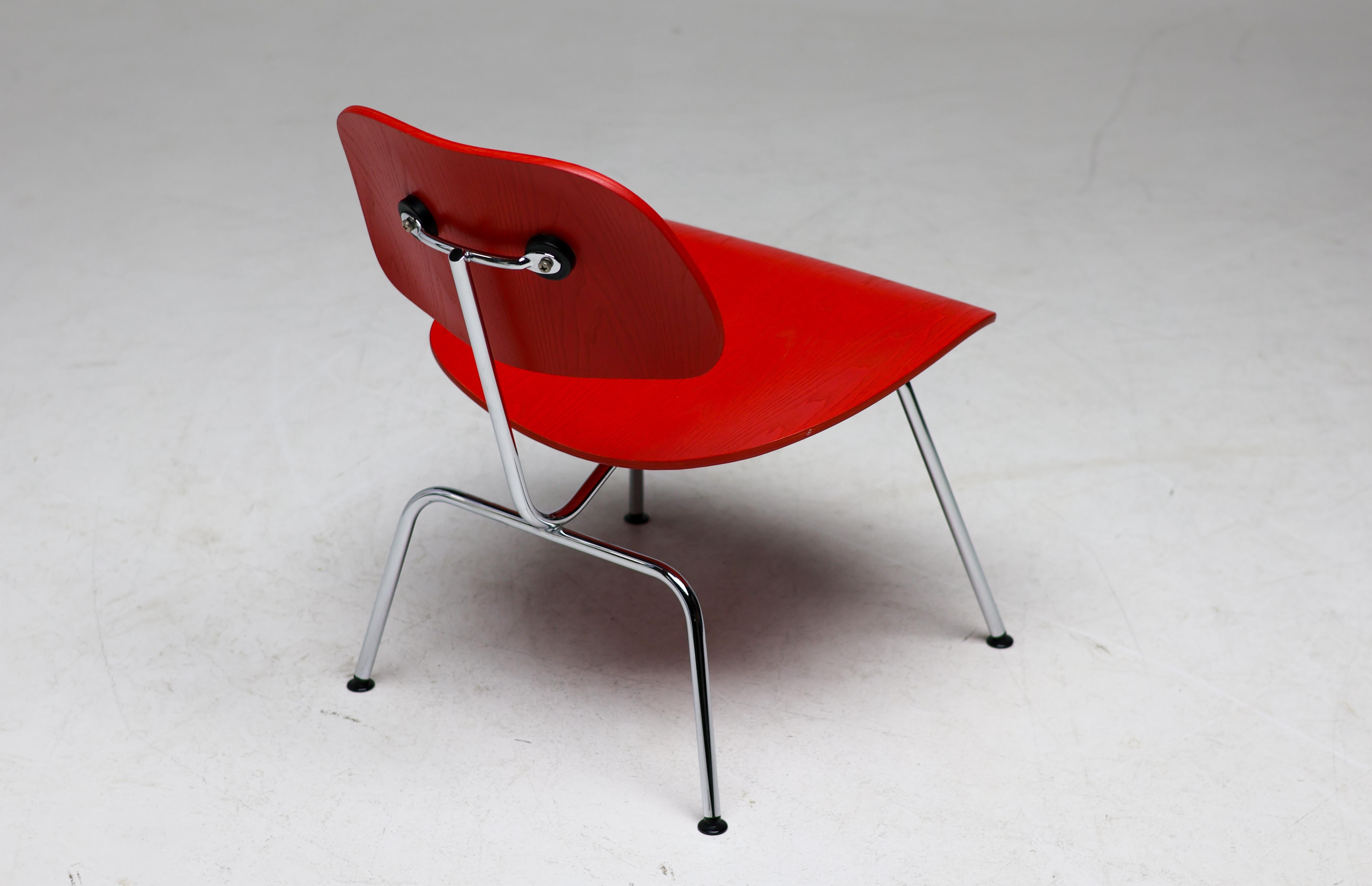 Loungesessel, entworfen von Charles und Ray Eames für Vitra, 1998.  Markiert mit Label.
Seltene leuchtend rote Version, die nur in einem begrenzten Zeitraum von 1998 bis 2006 produziert wurde.

Der von Charles und Ray Eames entworfene Vitra LCM