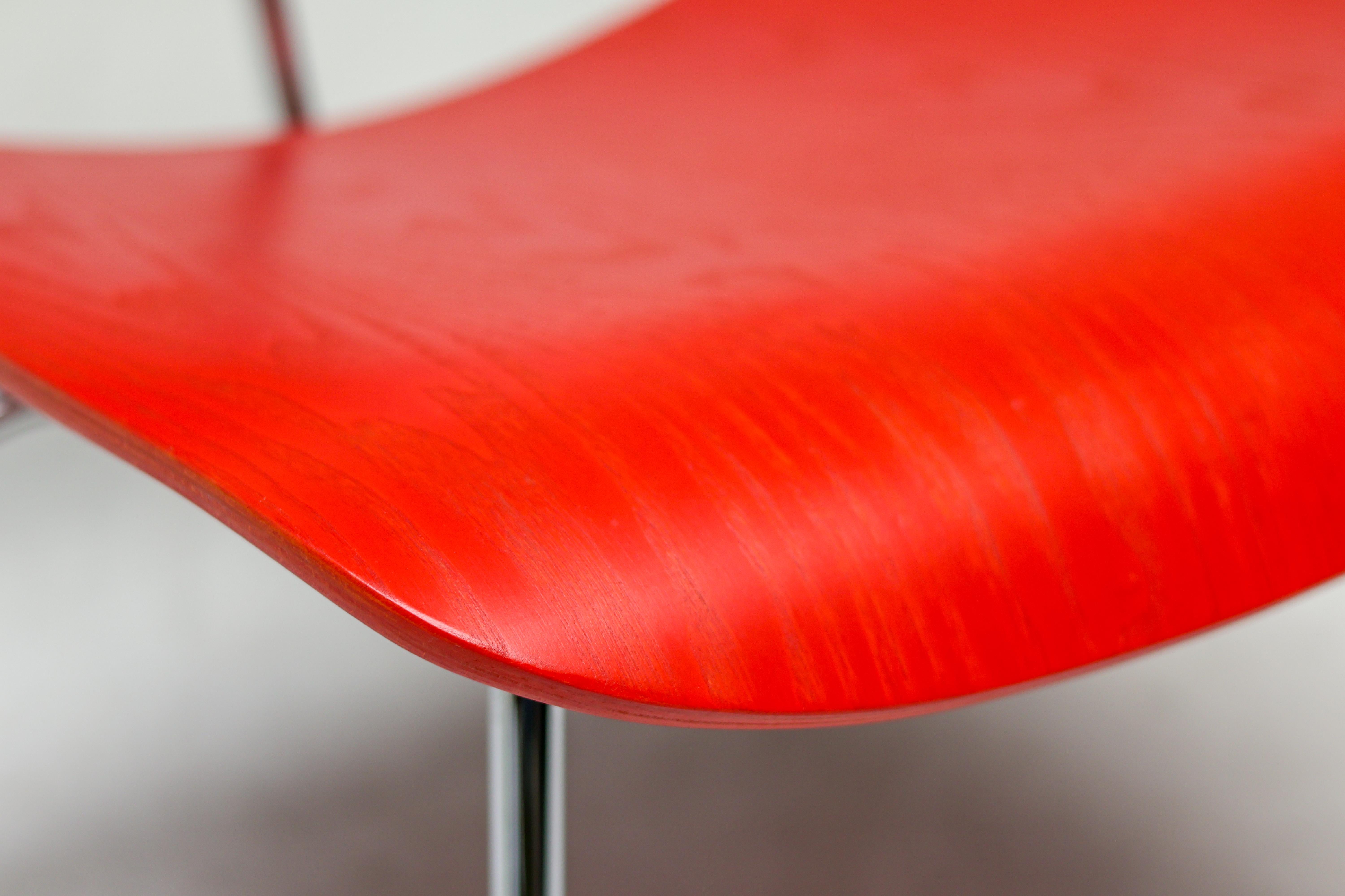 Leuchtend roter LCM-Stuhl von Charles and Ray Eames für Vitra (Moderne der Mitte des Jahrhunderts)