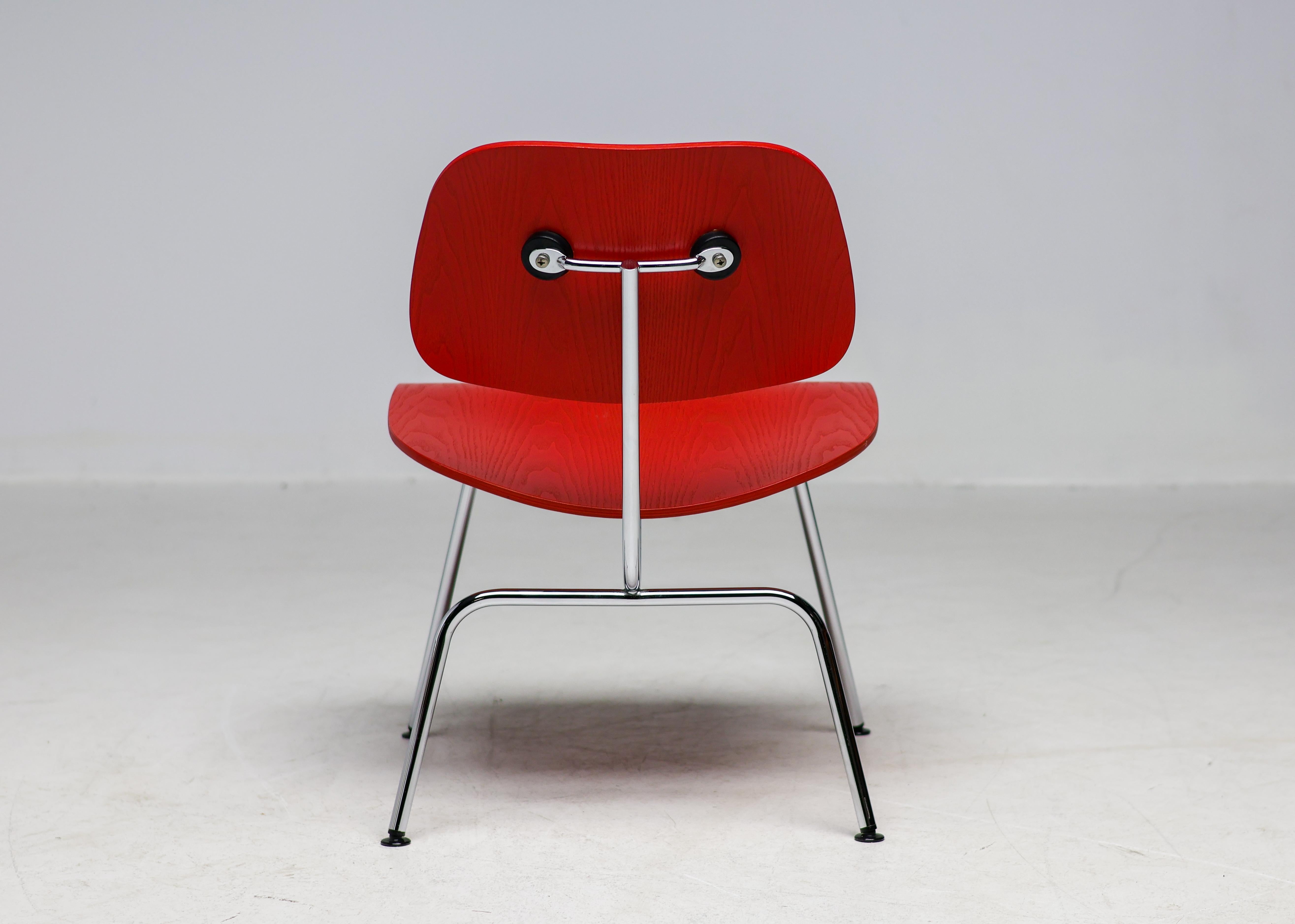 Leuchtend roter LCM-Stuhl von Charles and Ray Eames für Vitra (amerikanisch)