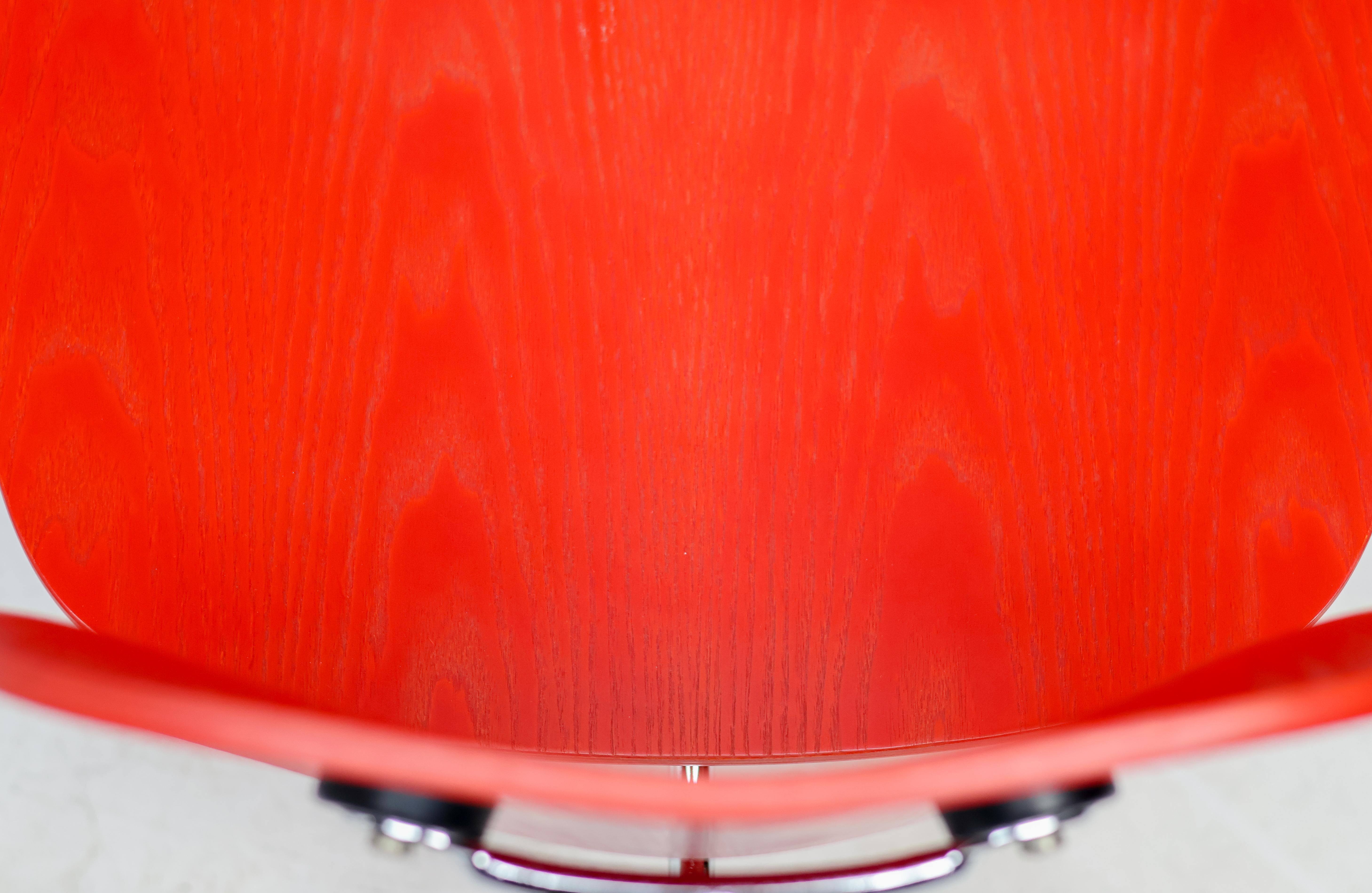 Leuchtend roter LCM-Stuhl von Charles and Ray Eames für Vitra im Zustand „Hervorragend“ in Dronten, NL
