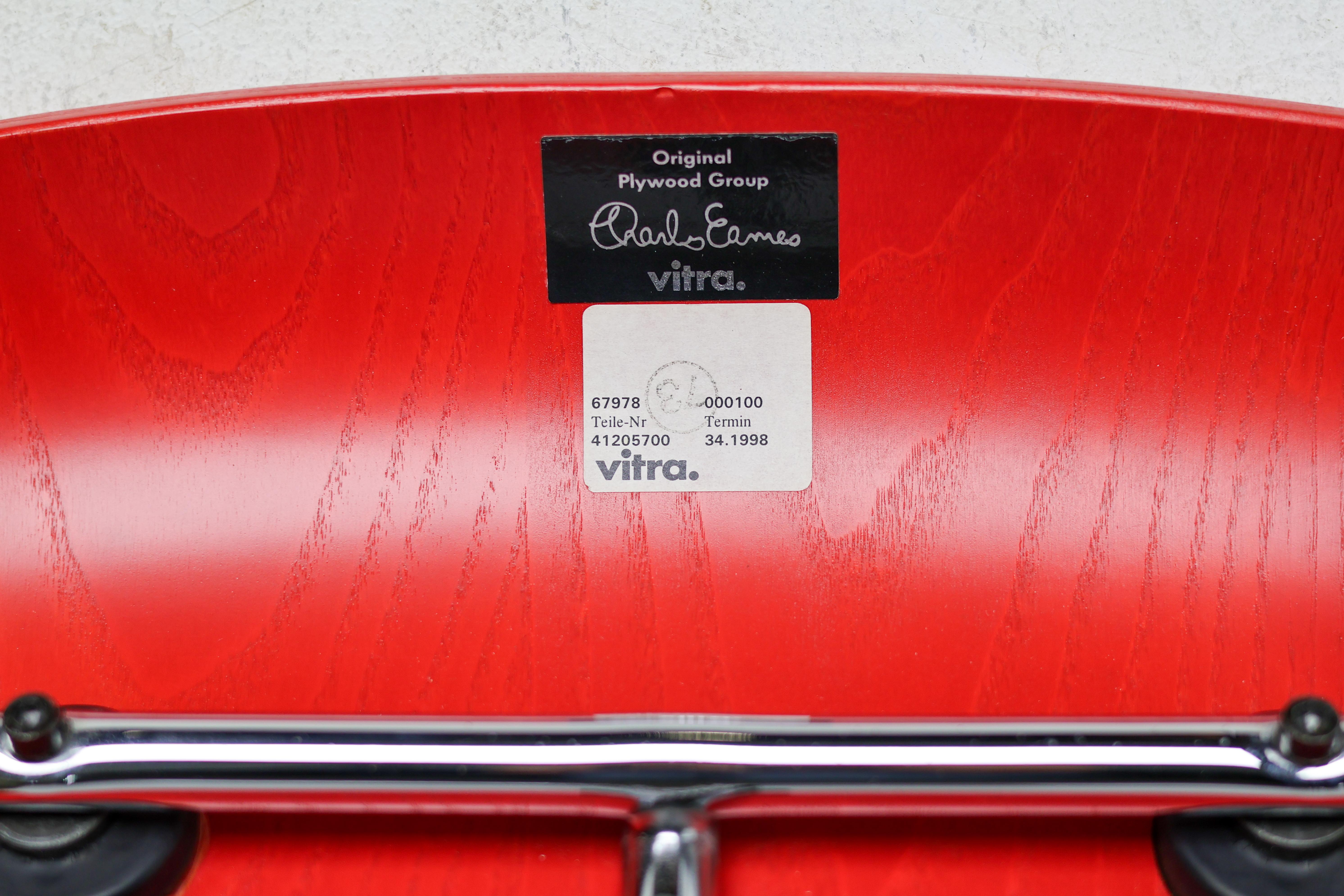 Leuchtend roter LCM-Stuhl von Charles and Ray Eames für Vitra (Mitte des 20. Jahrhunderts)