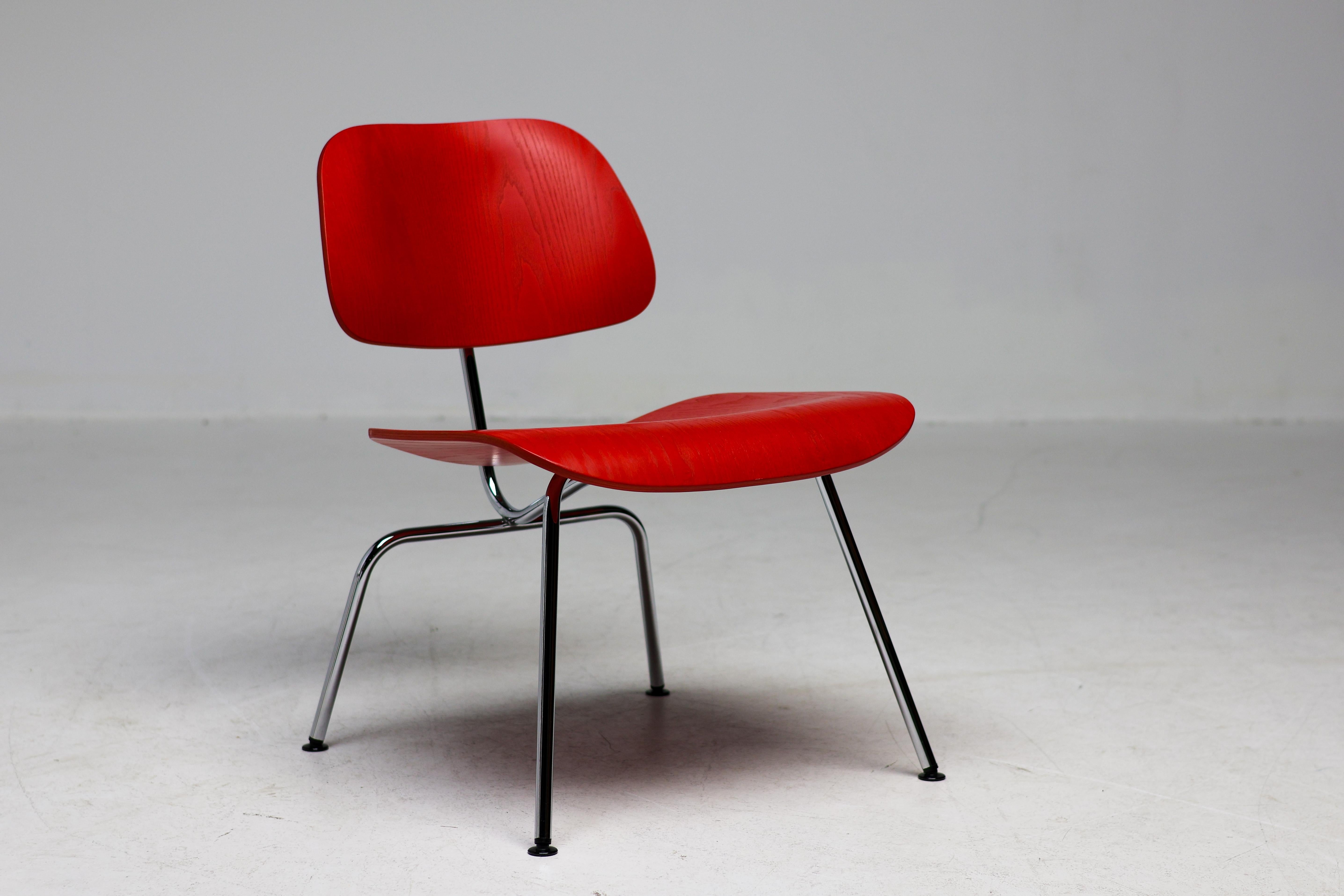 Leuchtend roter LCM-Stuhl von Charles and Ray Eames für Vitra (Chrom)