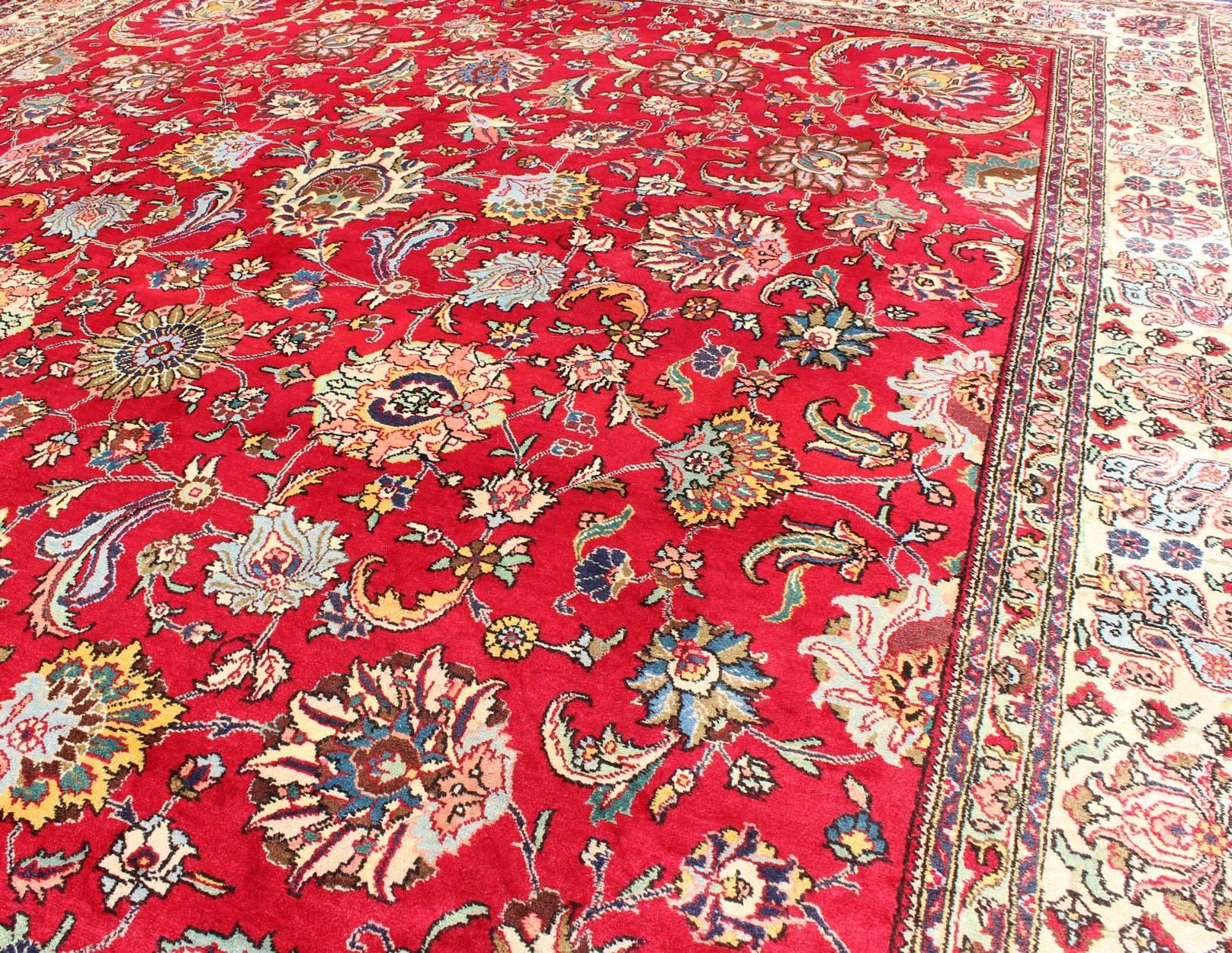 Tapis persan semi-ancien de Tabriz avec motif de fleurs sur toute sa surface en rouge et ivoire en vente 3
