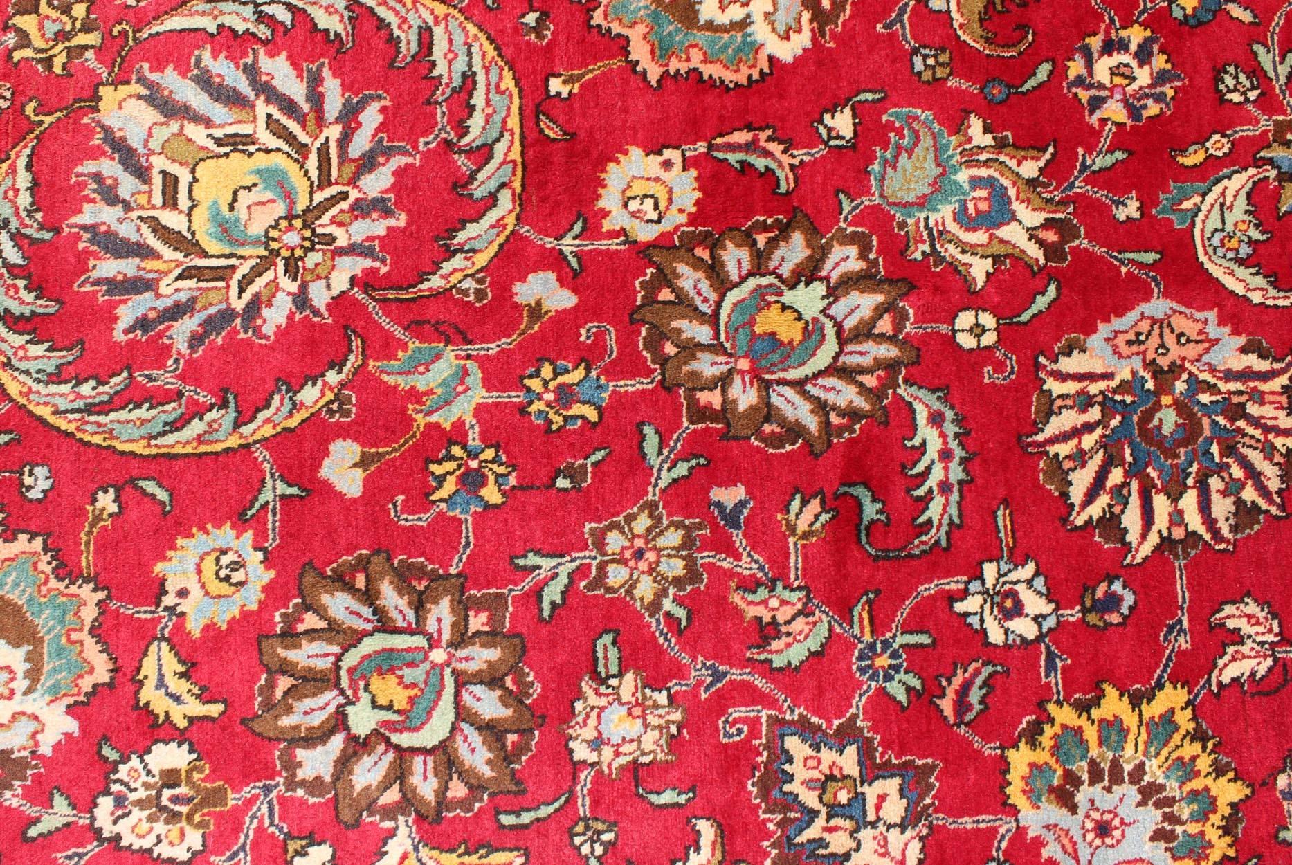 Tapis persan semi-ancien de Tabriz avec motif de fleurs sur toute sa surface en rouge et ivoire en vente 1