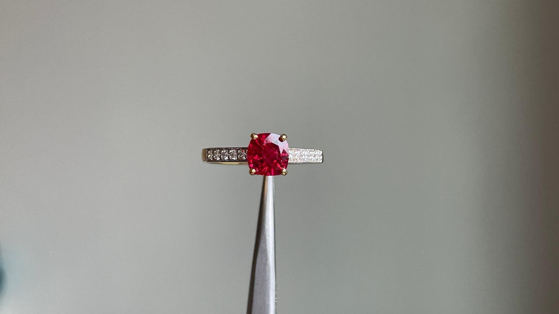 *We are pleased to inform you that we operate on a fixed pricing policy. 
Thank you for your understanding and continued support.

This pretty sparkle natural red spinel ring looks truly stunning in this timeless design! Plus, its color is bright