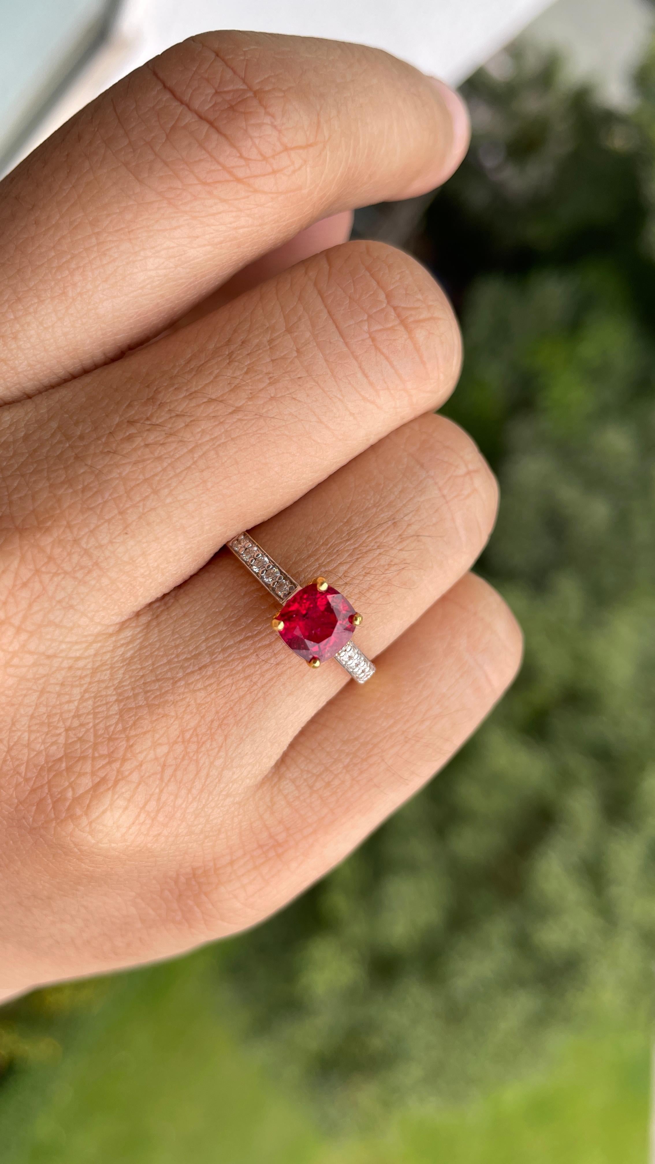 Art Deco Bright Red Spinel Ring with Natural Diamonds in 18k solid gold For Sale