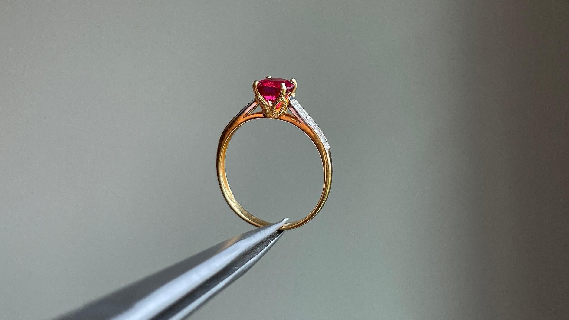 Bright Red Spinel Ring with Natural Diamonds in 18k solid gold In New Condition For Sale In Singapore, SG