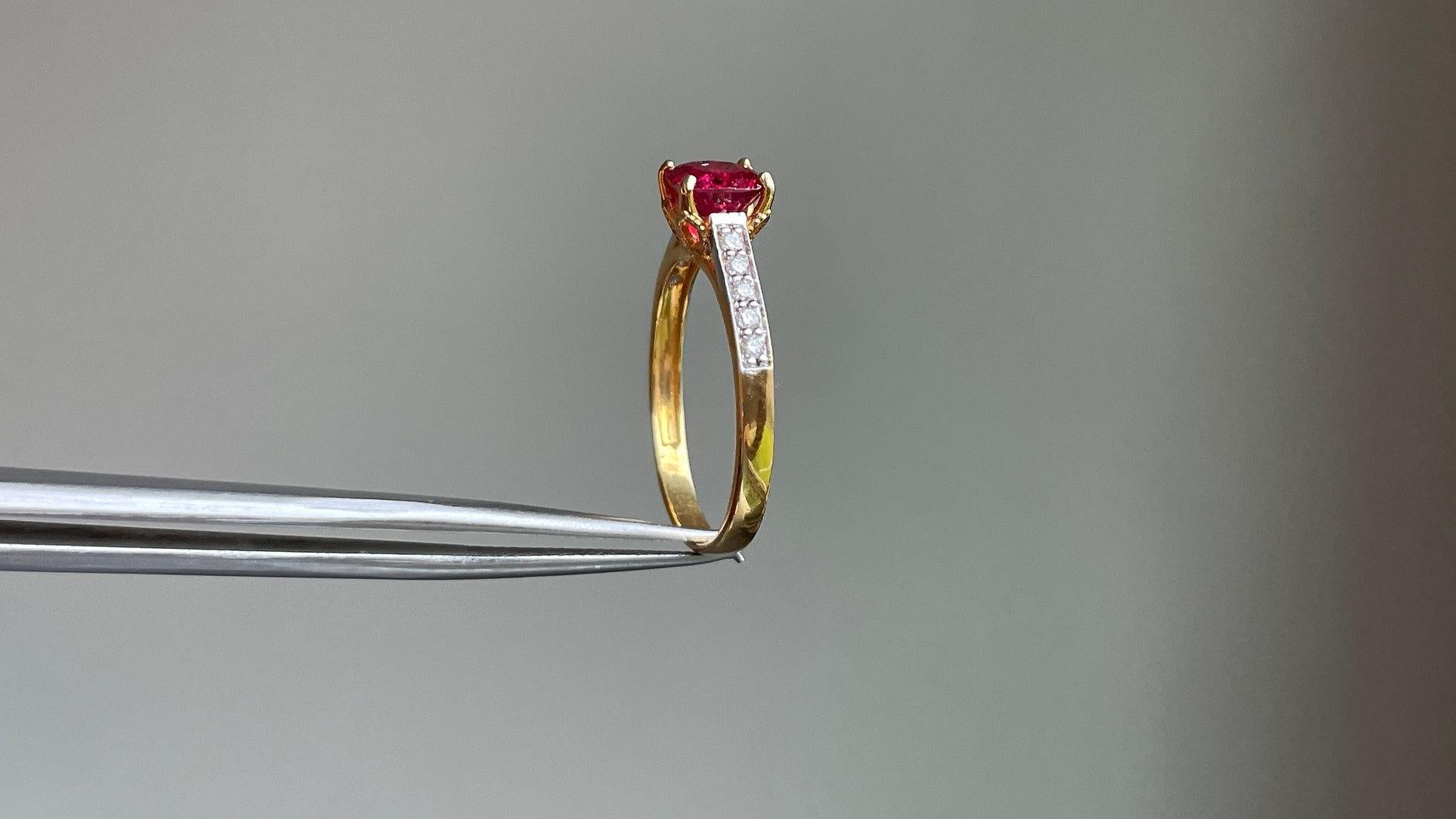 Women's Bright Red Spinel Ring with Natural Diamonds in 18k solid gold For Sale