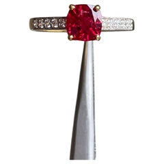 Anillo de espinela roja brillante con diamantes naturales en oro macizo de 18 quilates