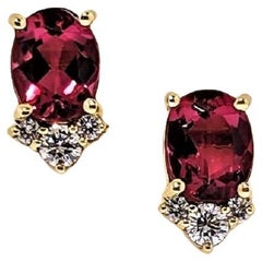 Tourmaline rouge vif 2=3,75 carats, diamants 0,41 carat, clous d'oreilles en or 18 carats