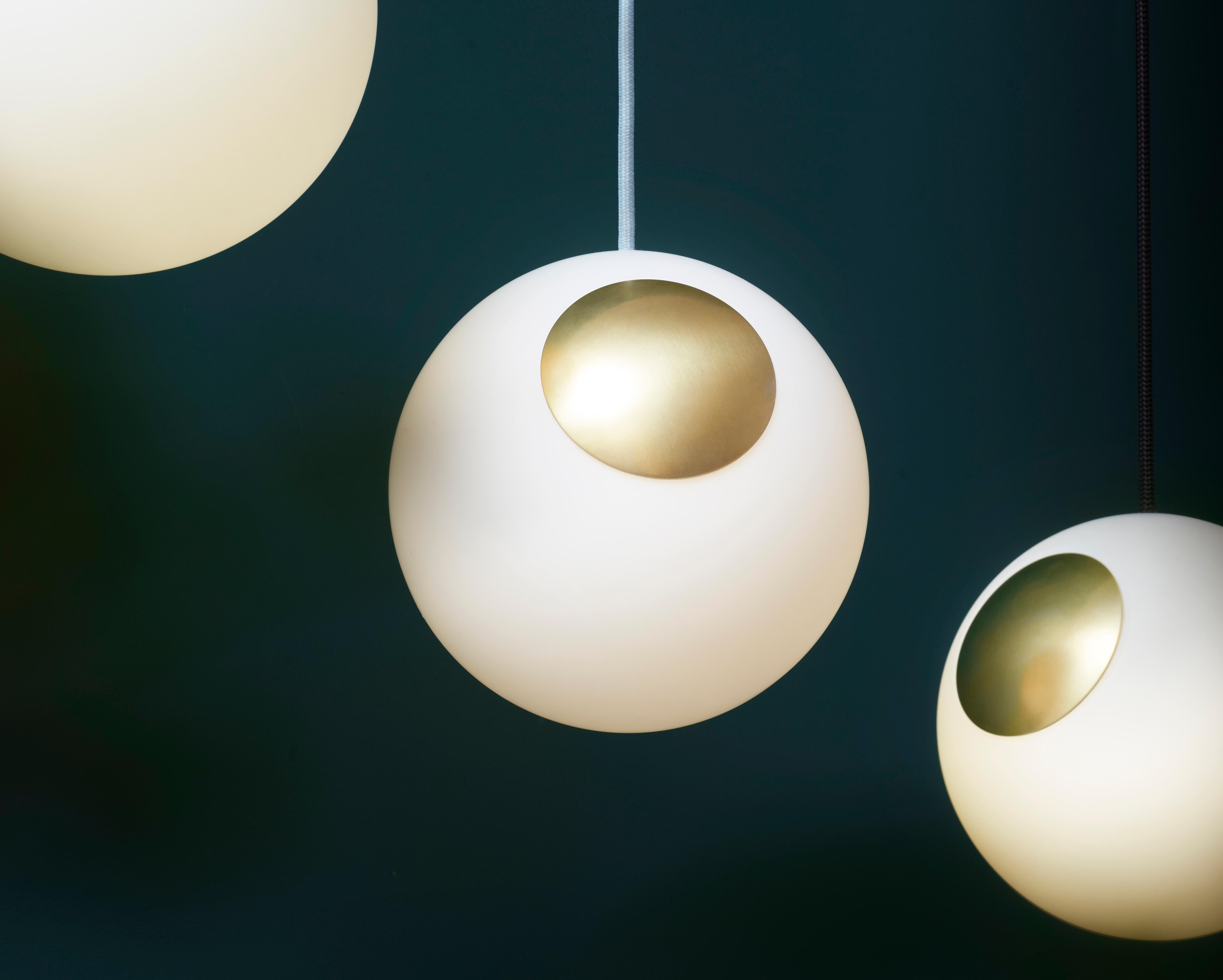 Lampada a sospensione Bright Spot di Nordic Tales
Creato da Jona Hoejgaard
Dimensioni: Ø 20 x H. 20 cm.
Materiali: Vetro e ottone.
Finitura: Crema Corde tessili.

Tutte le nostre lampade possono essere cablate a seconda del Paese. Se viene venduto