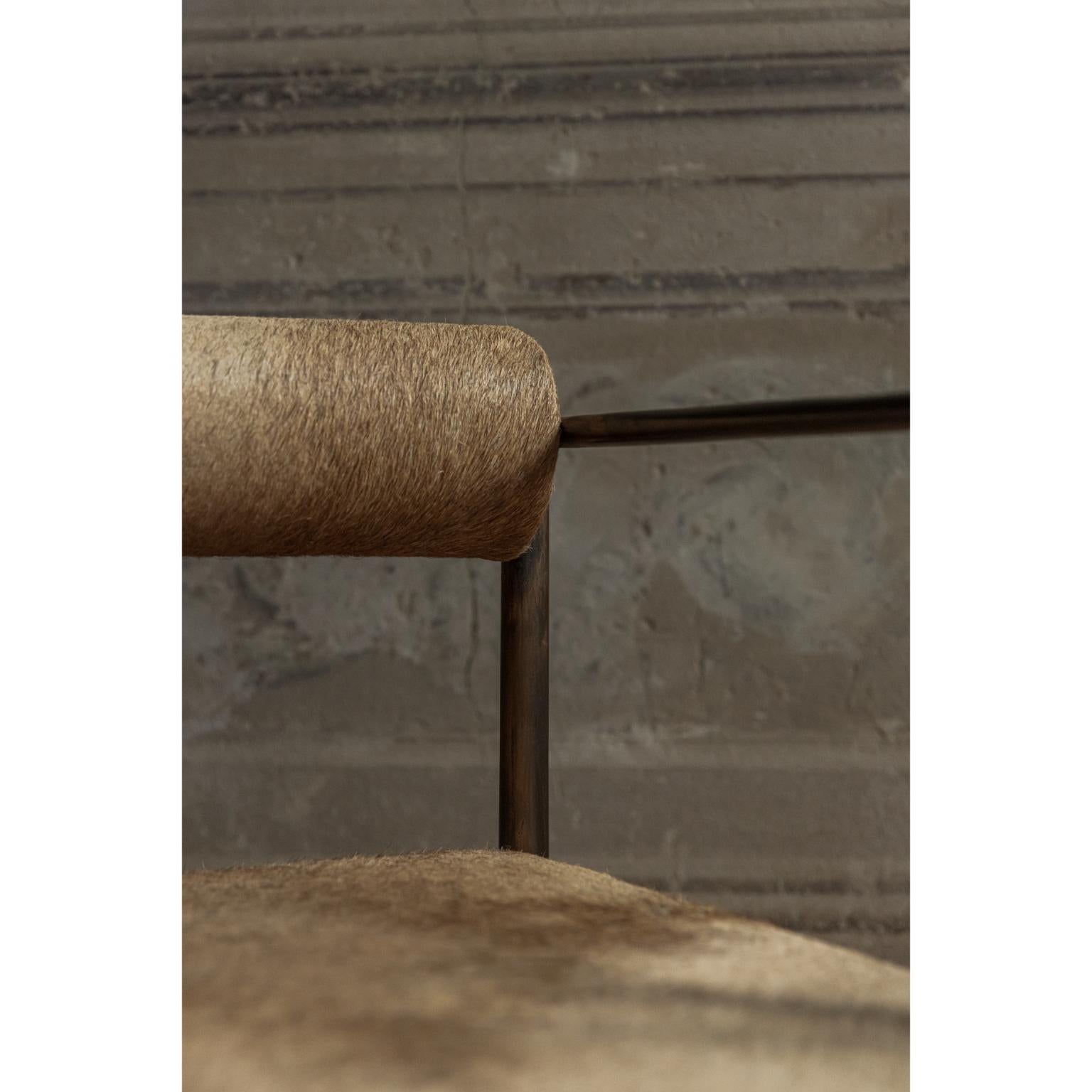 Quadratischer Alchemie-Stuhl von Rick Owens
Abmessungen: L 60 x B 60 x H 81 cm
MATERIALIEN: Bronze, Kamelhaut
Gewicht: 43 kg

Sowohl in heller als auch in dunkler Farbe erhältlich.

Rick Owens ist ein in Kalifornien geborener Mode- und
