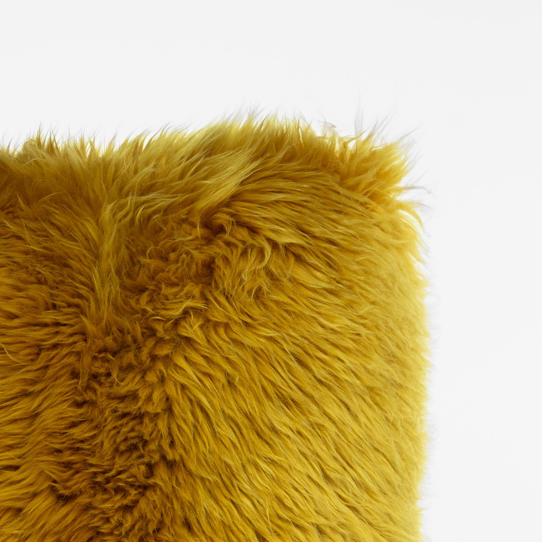 Dieses Kissen wird in unserem Atelier in Italien handgefertigt, wobei nur die besten MATERIALIEN verwendet werden, angefangen bei echtem Shearling-Schafsfell. Dank seines besonderen Aussehens kann dieses Stück sowohl auffallen als auch sich in Ihre