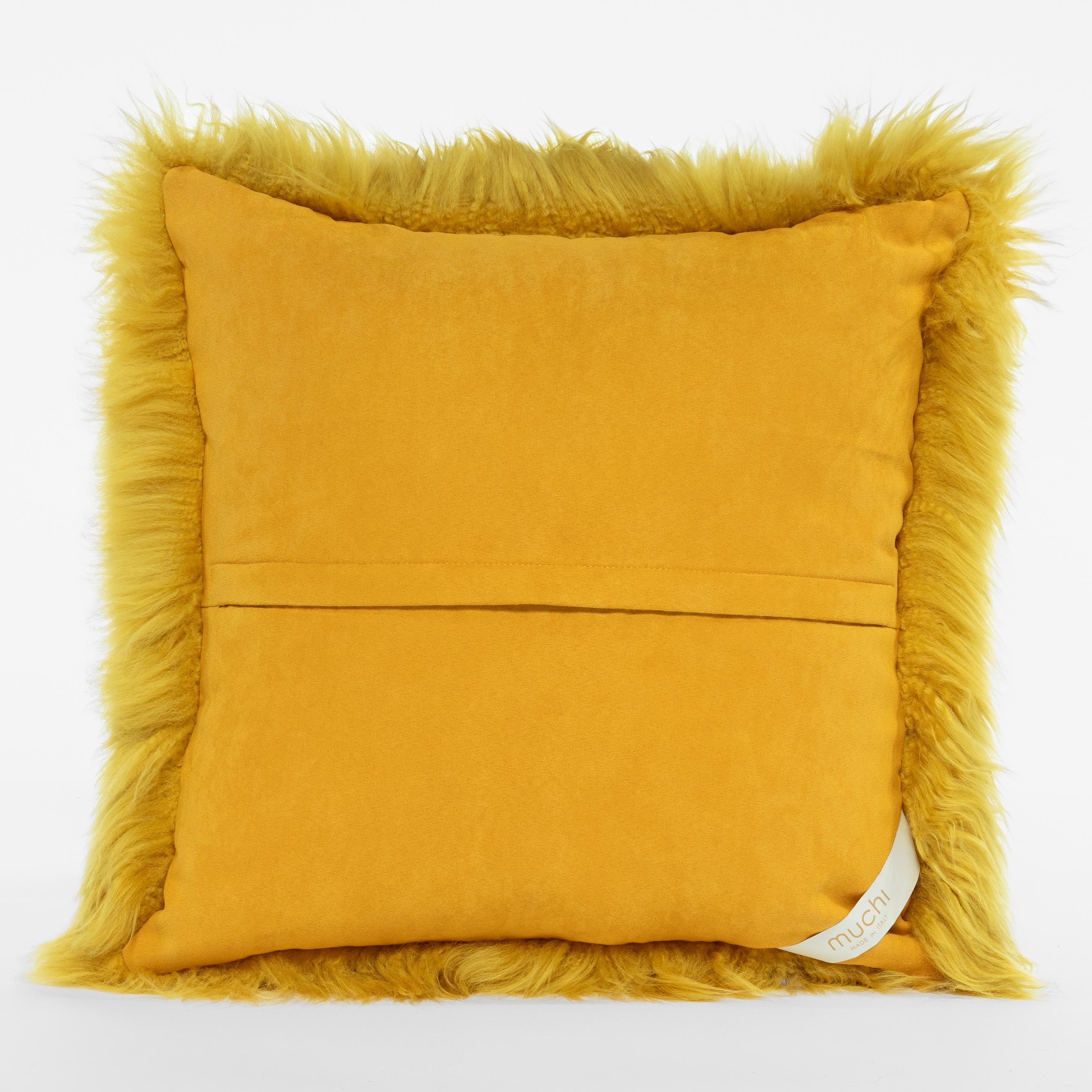 Gelbes Senfkissen aus Schafsleder von Muchi Decor aus Shearling von Muchi Decor, hergestellt in Italien (Moderne) im Angebot