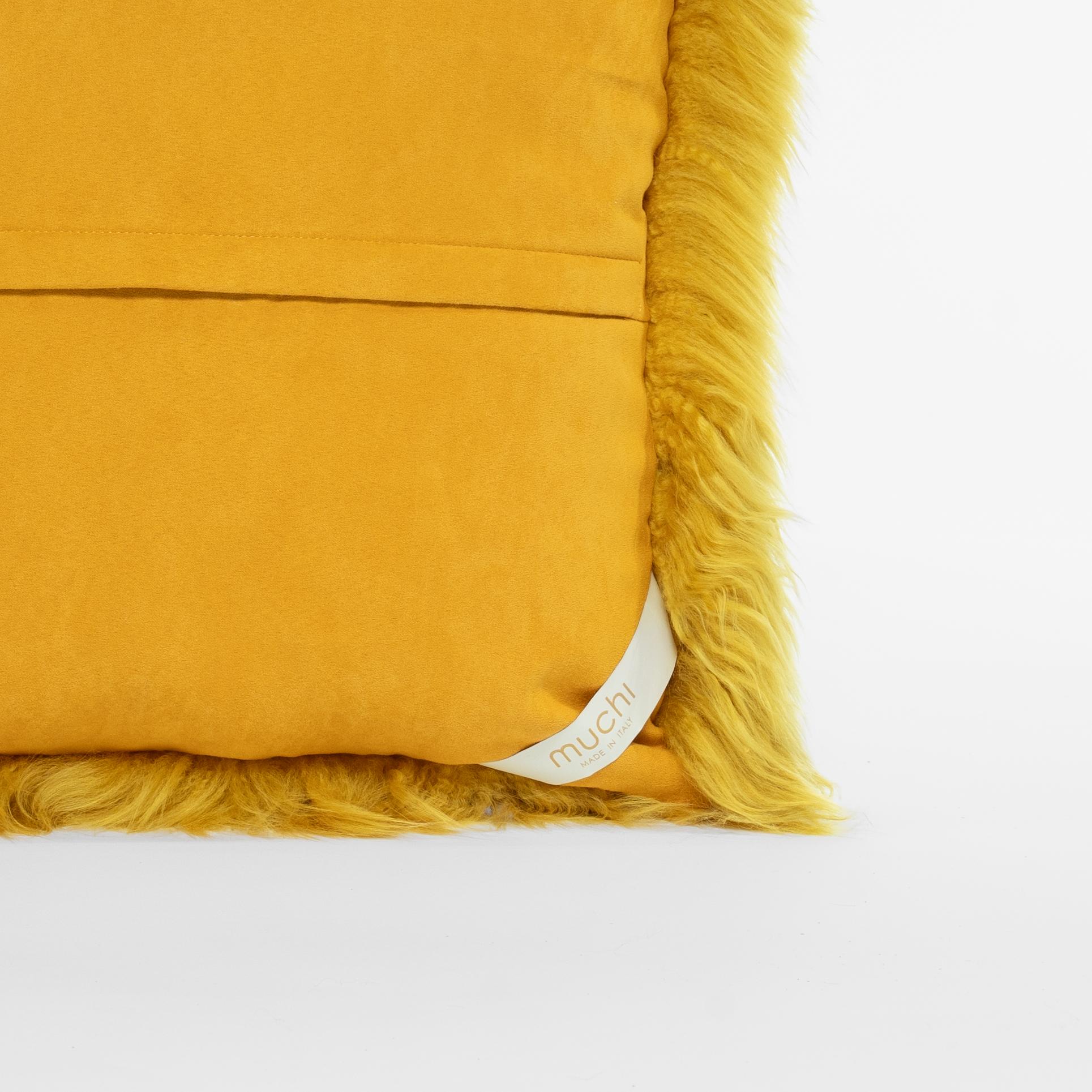 Gelbes Senfkissen aus Schafsleder von Muchi Decor aus Shearling von Muchi Decor, hergestellt in Italien (Italienisch) im Angebot