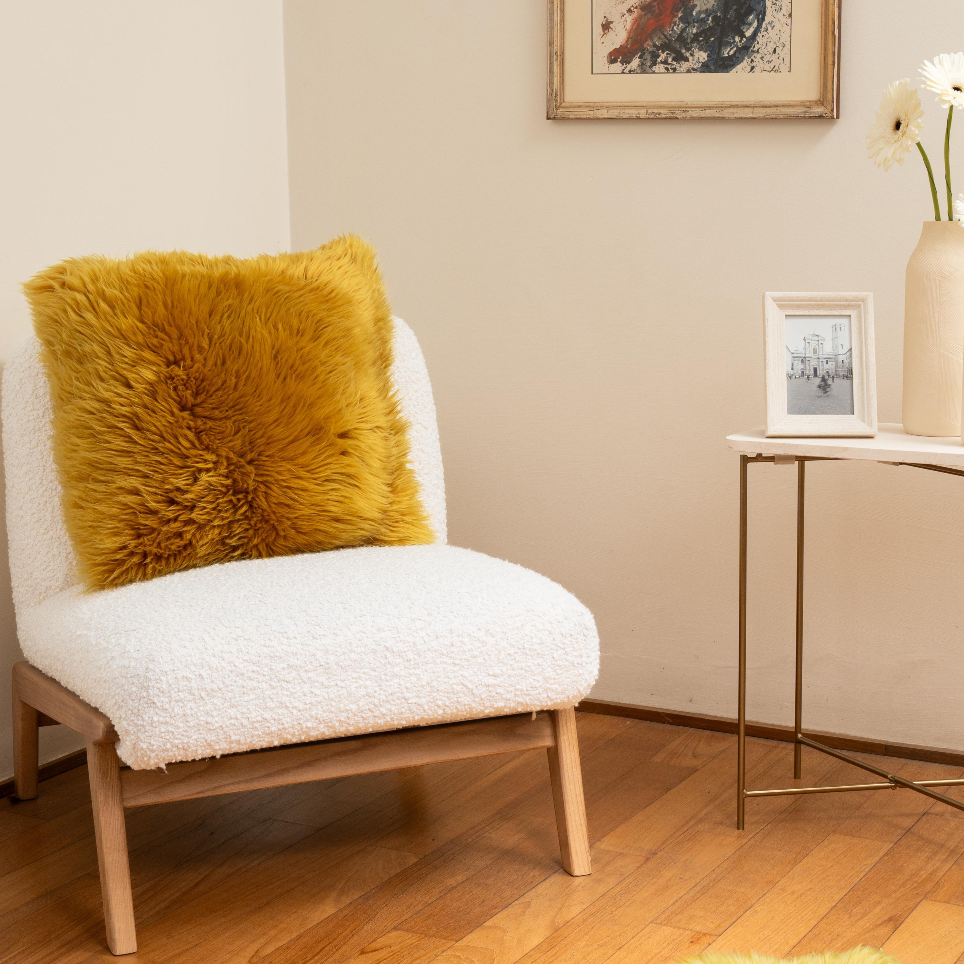 Gelbes Senfkissen aus Schafsleder von Muchi Decor aus Shearling von Muchi Decor, hergestellt in Italien (Handgefertigt) im Angebot
