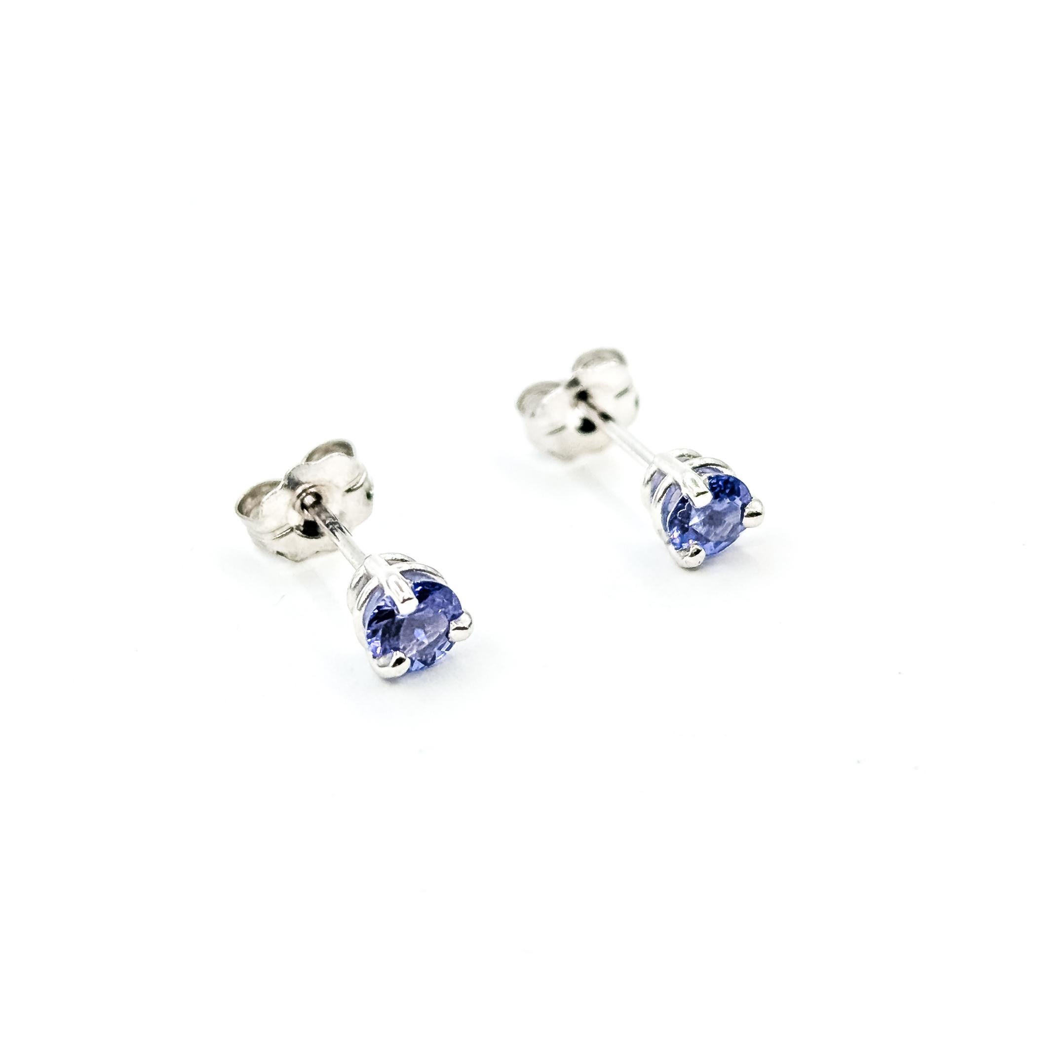 Orecchini con tanzanite brillante in oro bianco 14 carati

Questi orecchini a perno sono realizzati in oro bianco 14k e presentano tanzaniti rotonde per un totale di 0,39ctw. Ciascuna pietra presenta una vivida tonalità blu-violacea che risalta