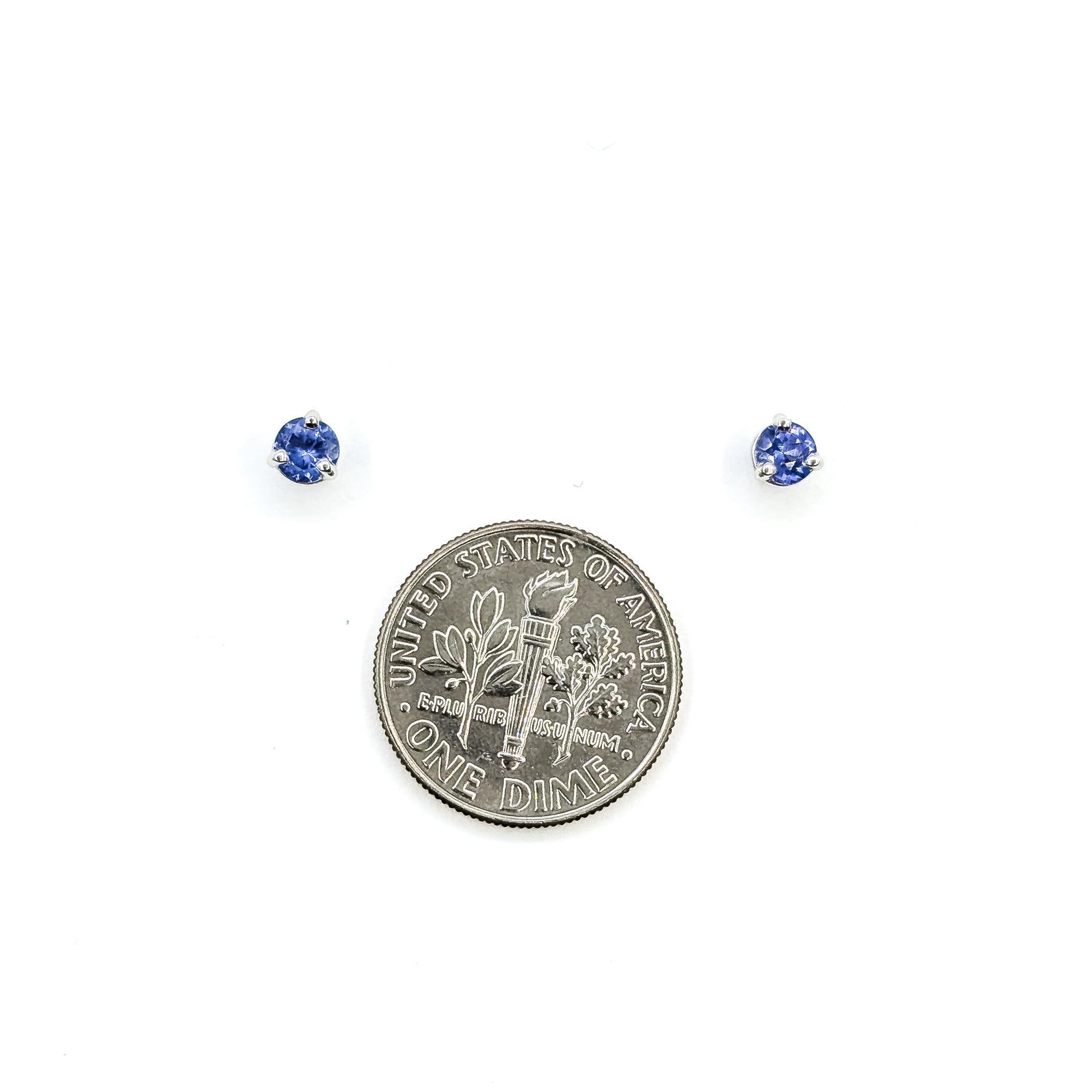 Orecchini con tanzanite brillante in oro bianco 14 carati in vendita 2