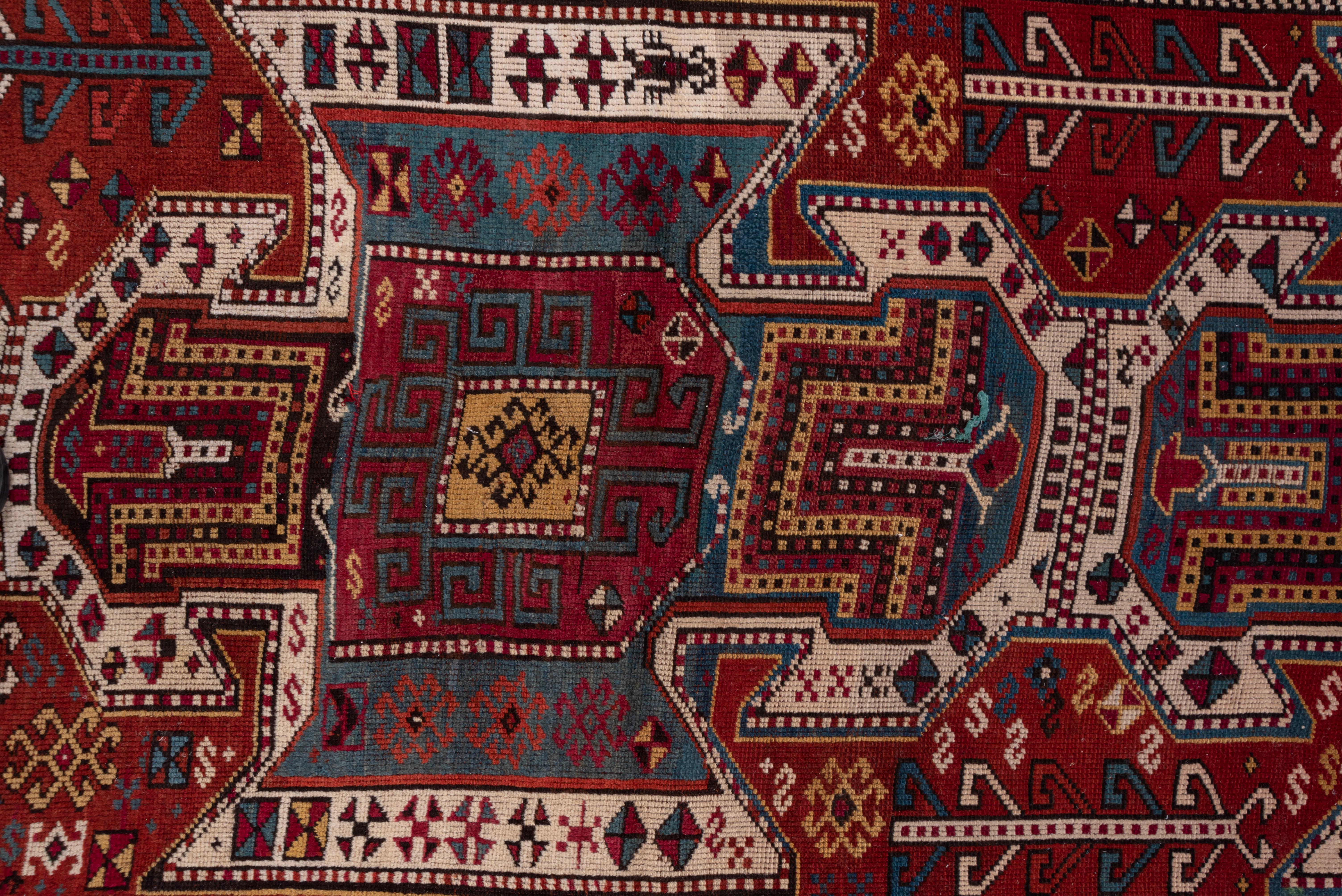 Noué à la main Tapis de couloir large de style Kazak caucasien ancien aux tons vifs, coloré et audacieux en vente