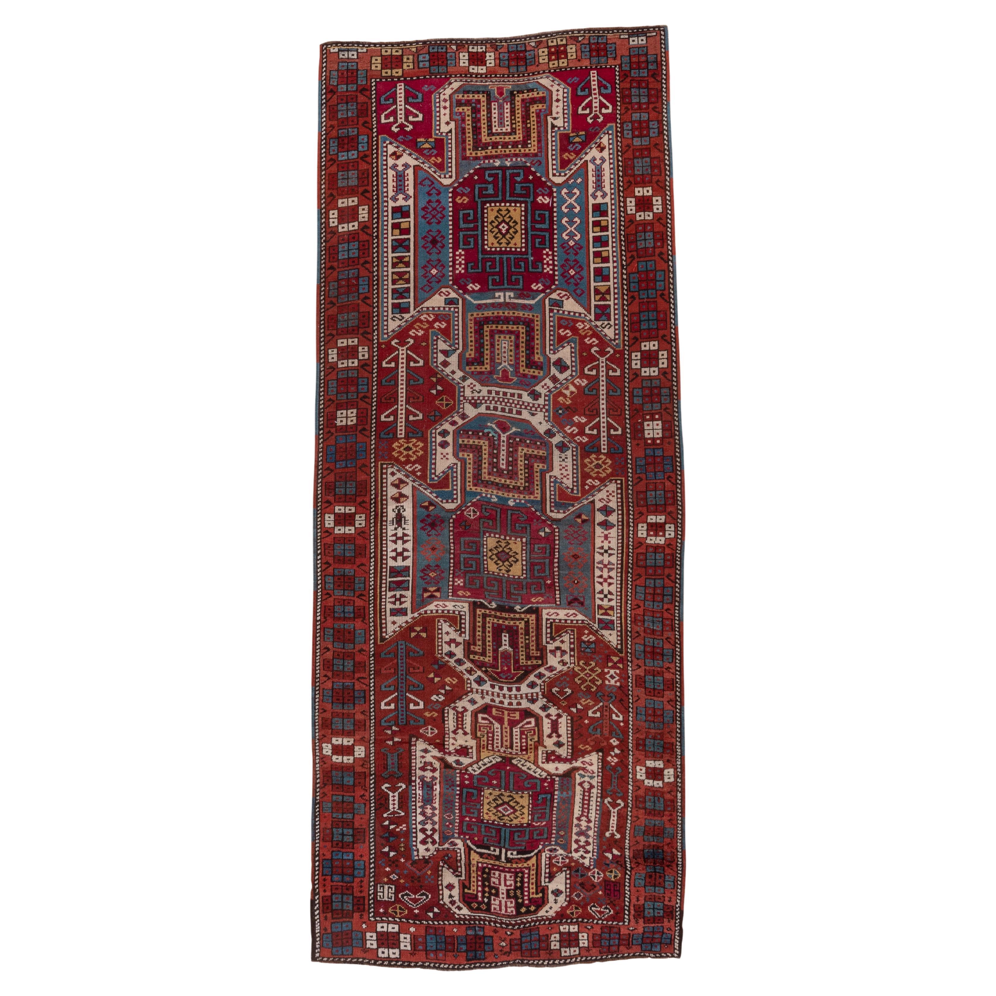 Tapis de couloir large de style Kazak caucasien ancien aux tons vifs, coloré et audacieux