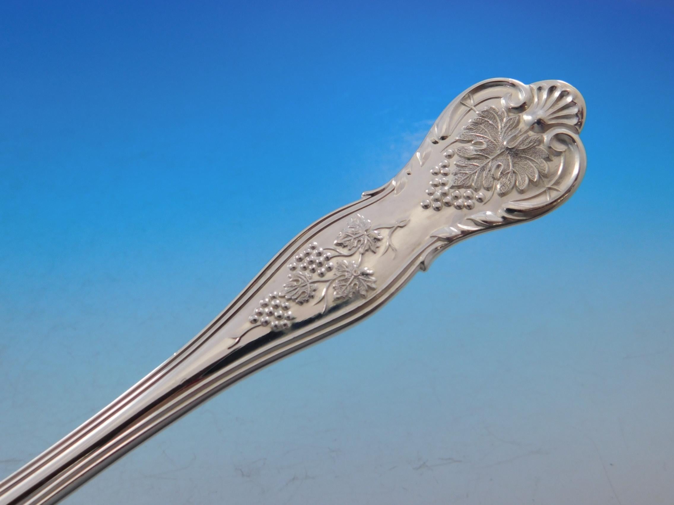 20ième siècle Service de couverts en argent sterling Bright Vine par Barnard, 64 pièces, raisins d'Angleterre en vente