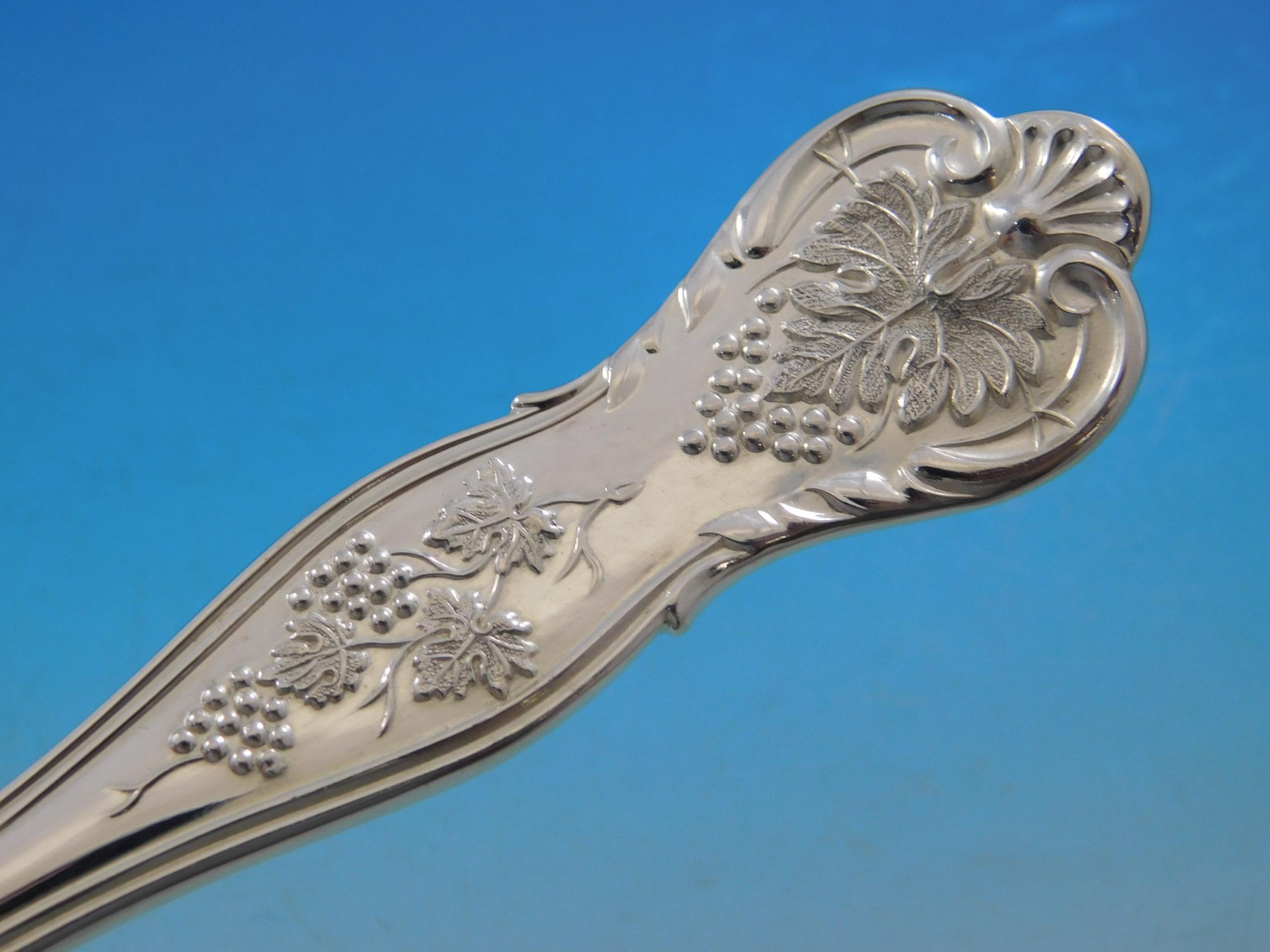 Set di posate in argento sterling Bright Vine by Barnard 64 pezzi Inghilterra Uva in vendita 1