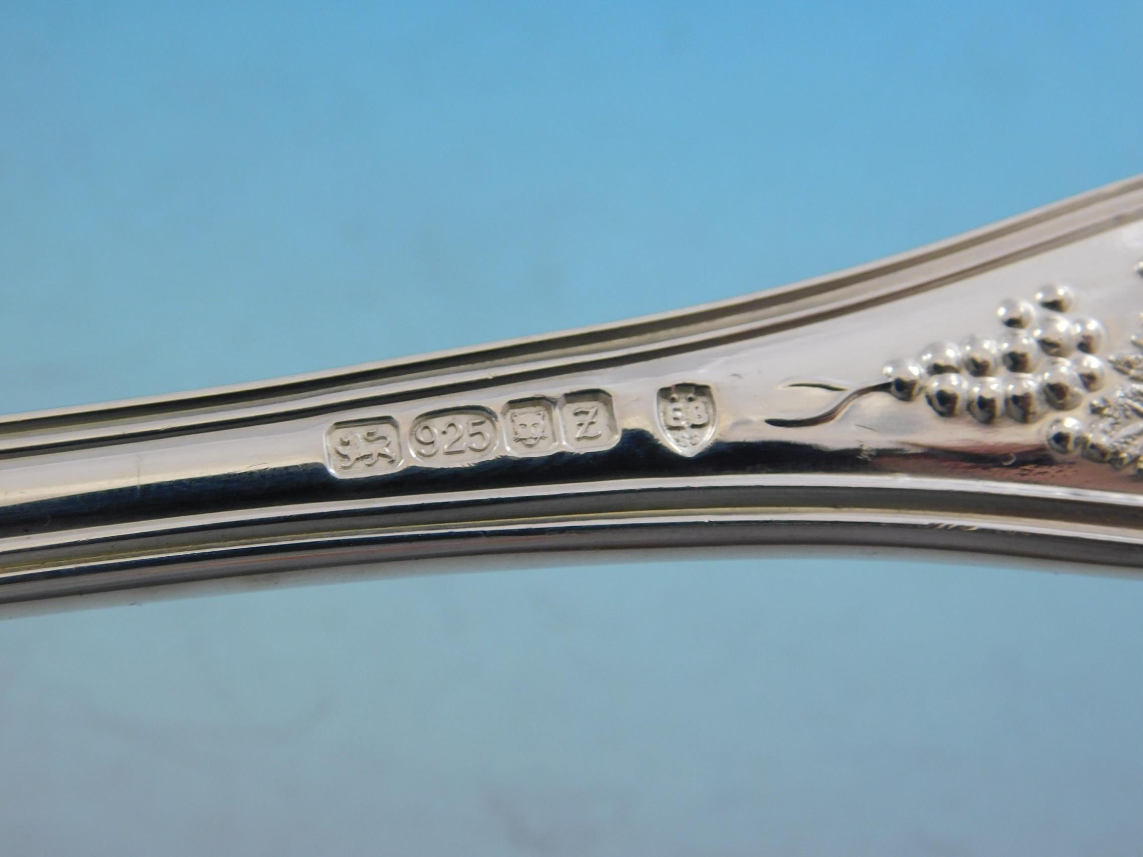 Set di posate in argento sterling Bright Vine by Barnard 64 pezzi Inghilterra Uva in vendita 3