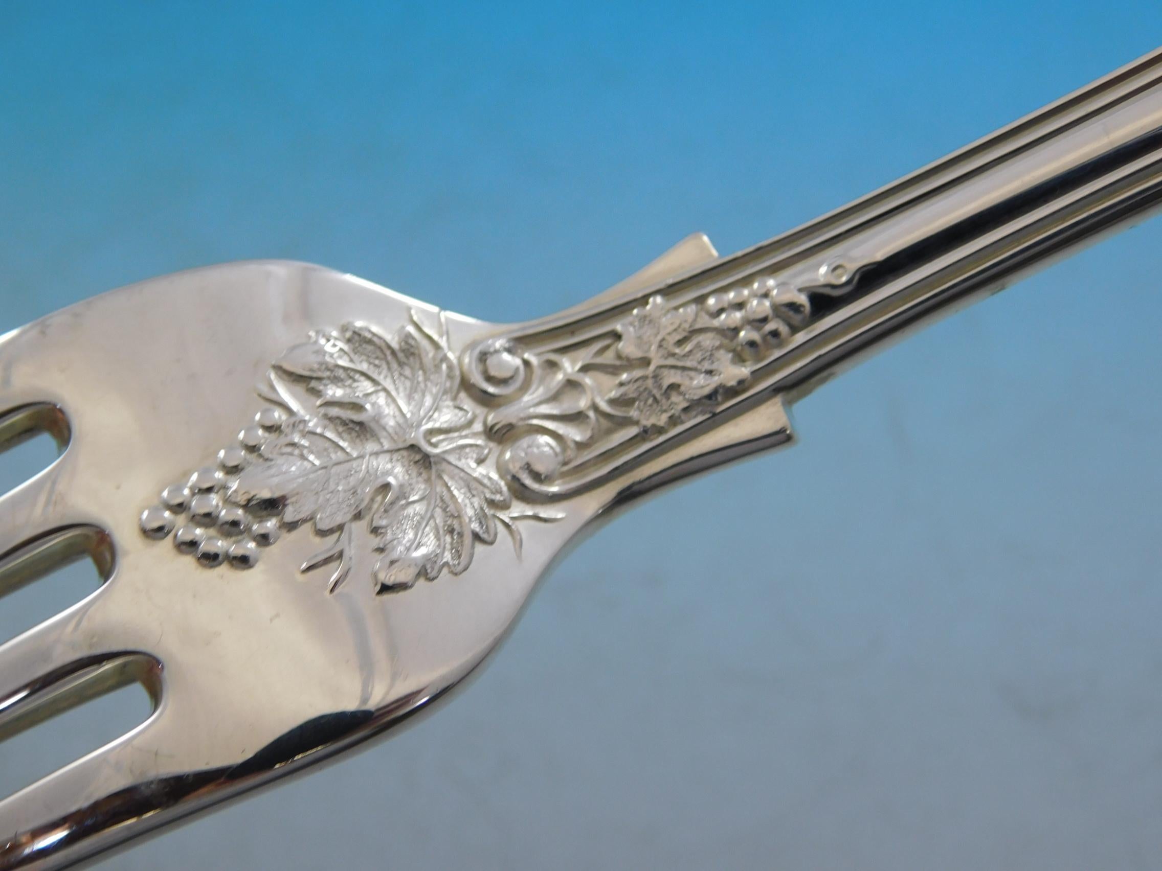 Set di posate in argento sterling Bright Vine by Barnard 64 pezzi Inghilterra Uva in vendita 4