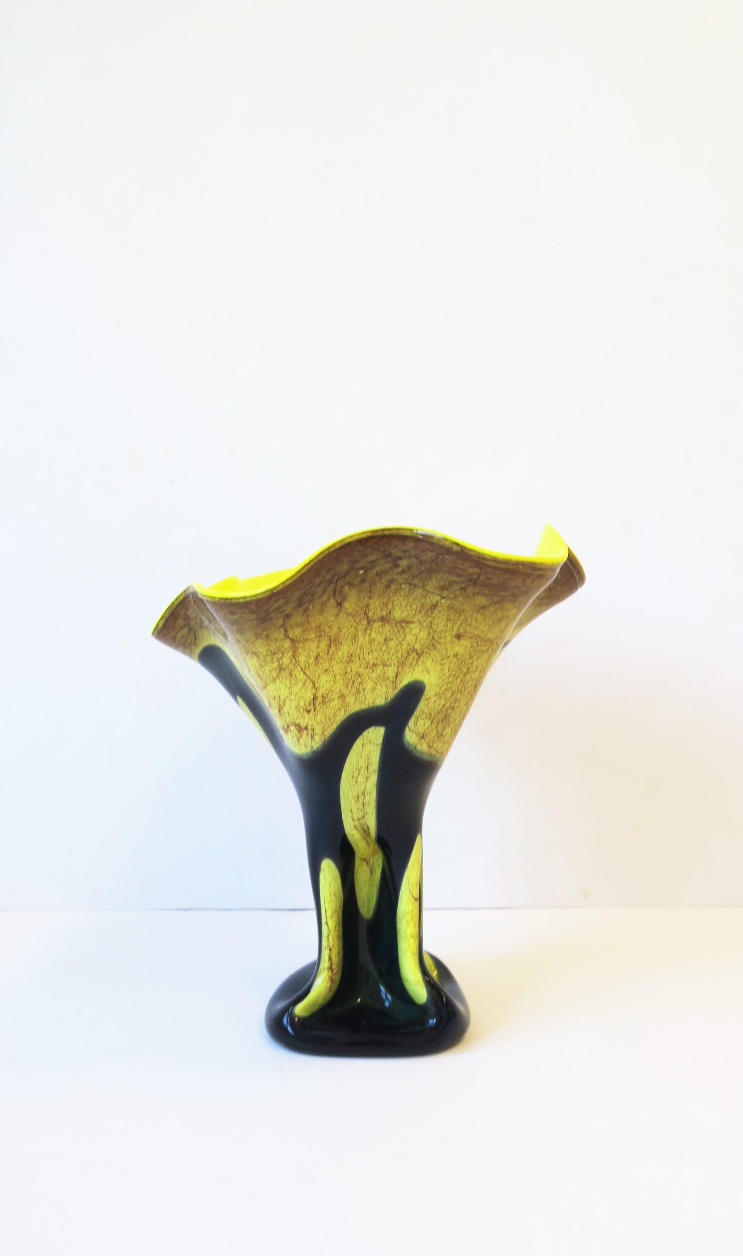 Organic Modern Art Glass Sculpture Vase In Good Condition For Sale In New York, NY