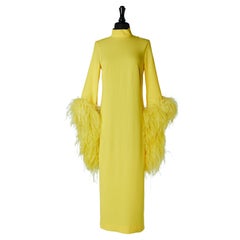 Robe de cocktail en crêpe jaune vif avec bordures en autruche  Taller Marmo 