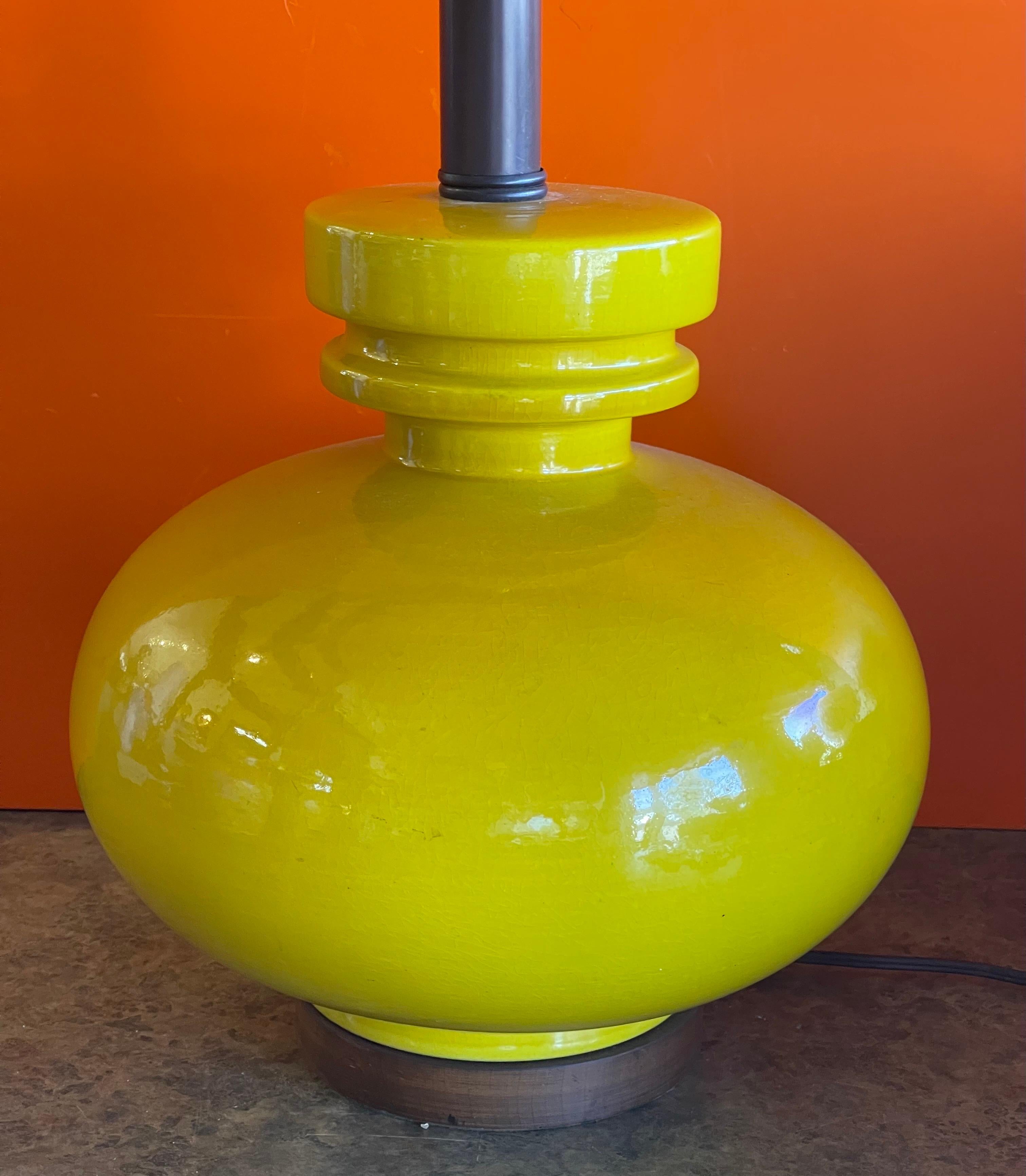 Bright Yellow Glazed Ceramic Studio Pottery Table Lamp on Walnut Base In Good Condition For Sale In San Diego, CA
