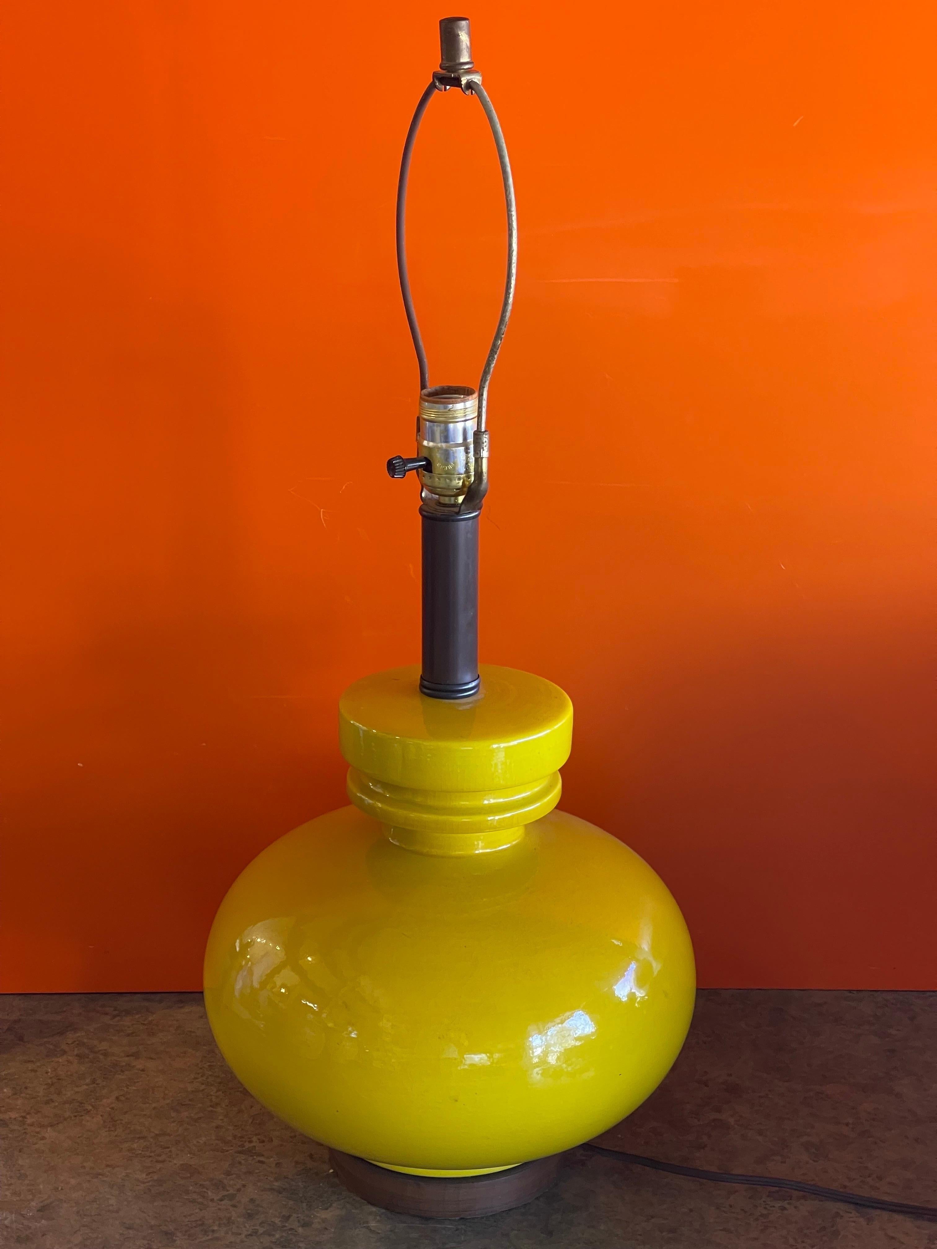 Bright Yellow Glazed Ceramic Studio Pottery Table Lamp on Walnut Base For Sale 2