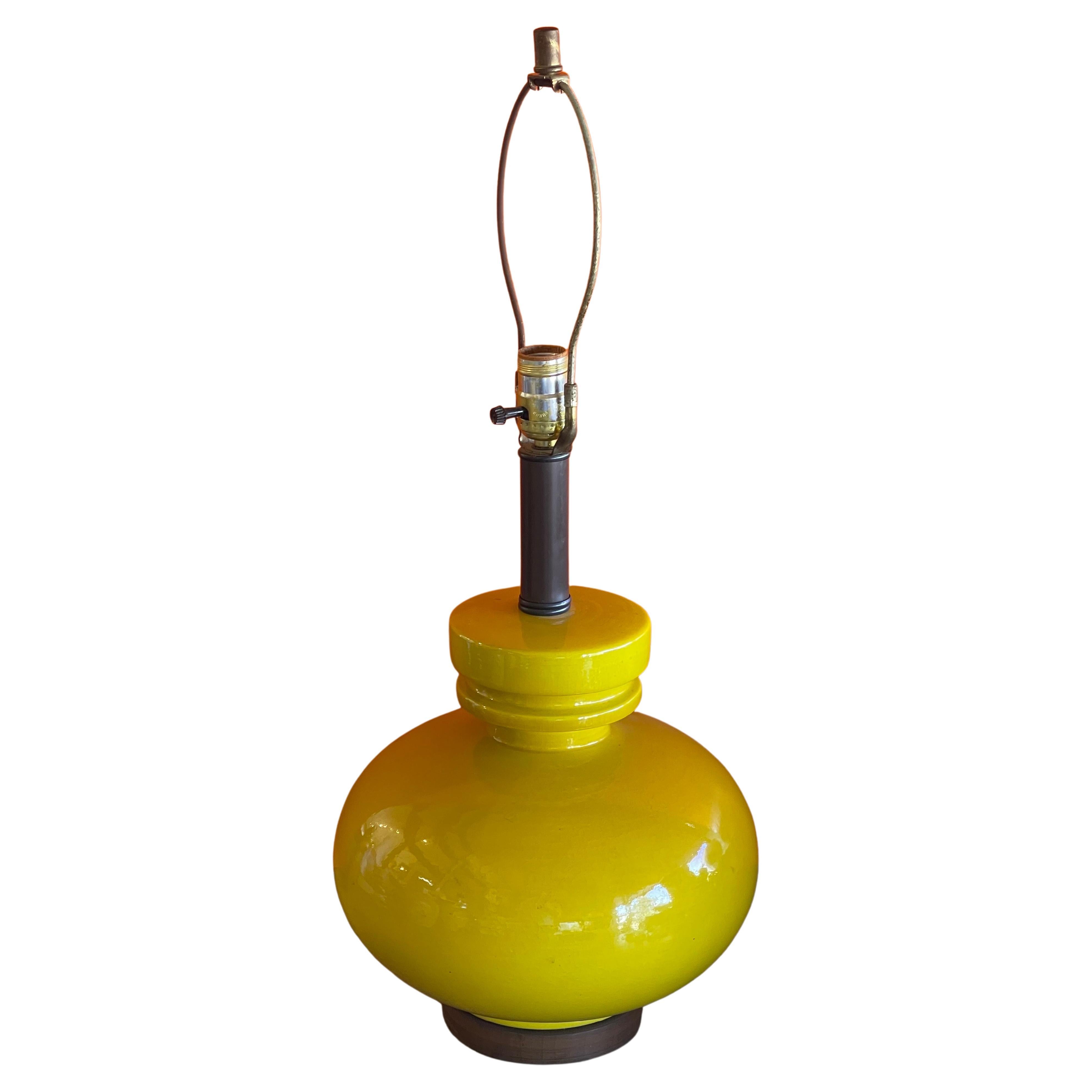 Lampe de table en céramique émaillée jaune vif de Studio Pottery sur base en noyer