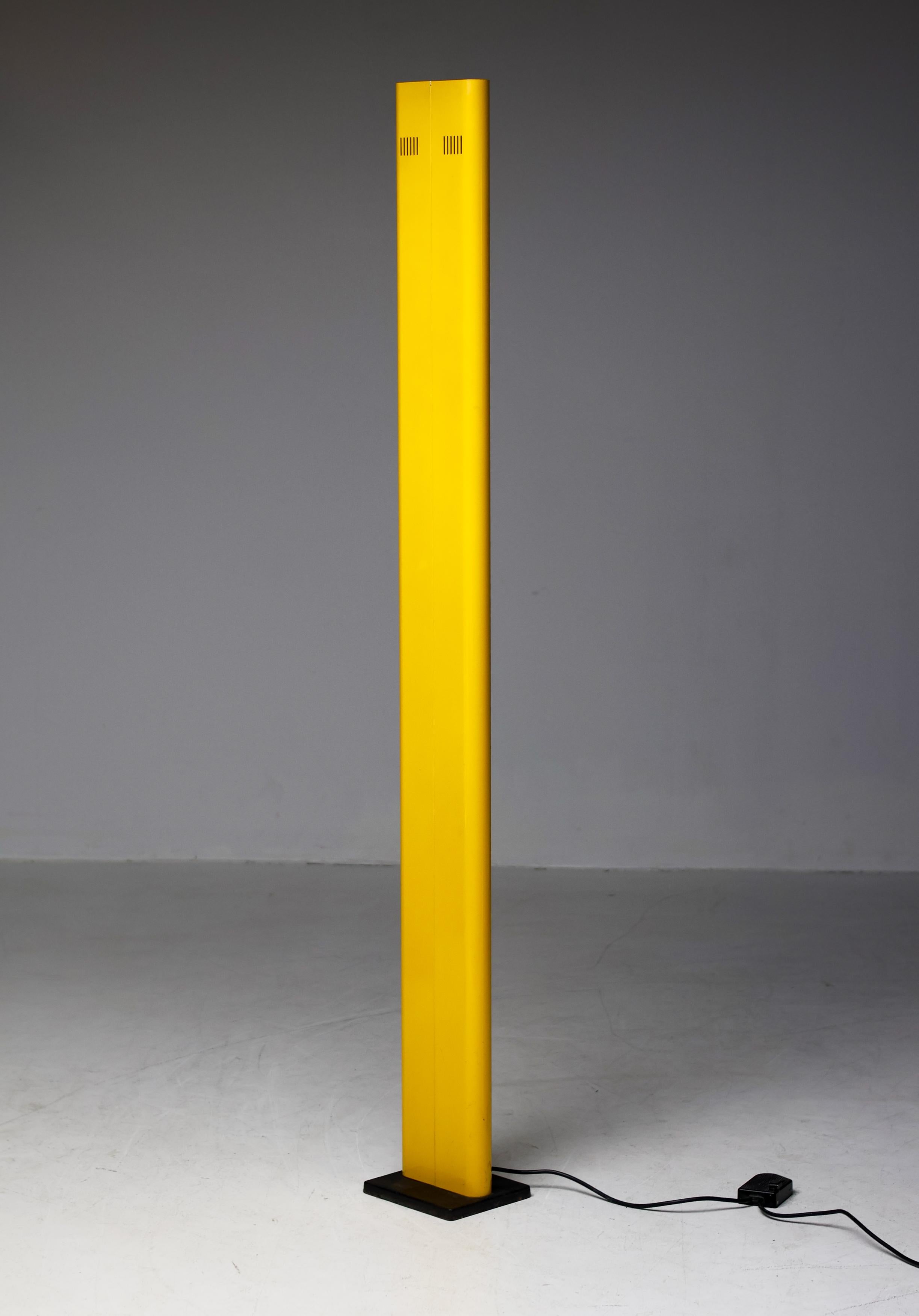 Exemple frappant du design italien du milieu du siècle, ce lampadaire jaune vibrant de Gianfranco Frattini incarne à la fois l'espièglerie et la sophistication. Conçue dans les années 1970, cette pièce illustre la maîtrise de Frattini en matière de