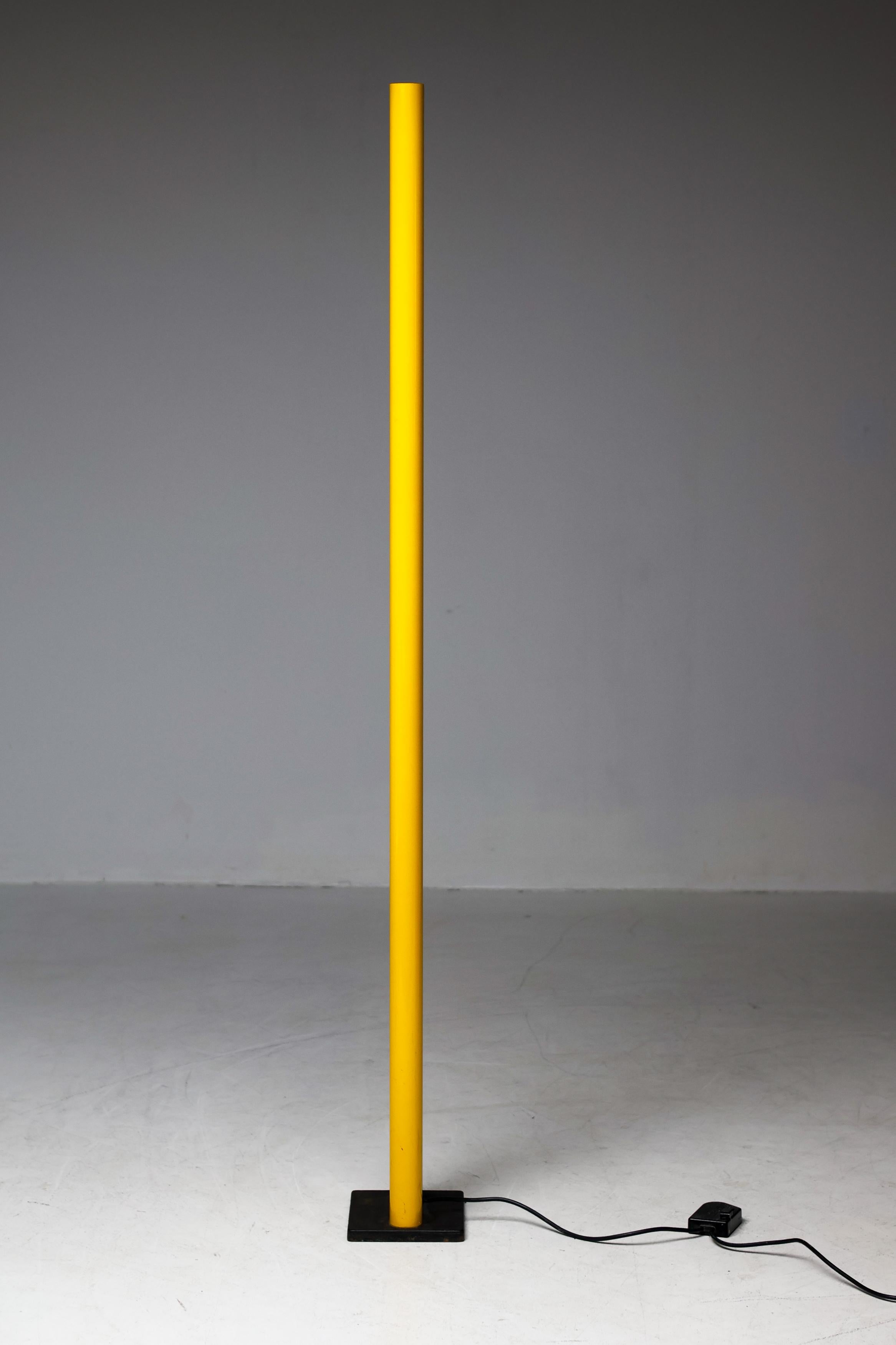 Postmoderne Lampadaire italien jaune vif de Gianfranco Frattini, années 1970 en vente