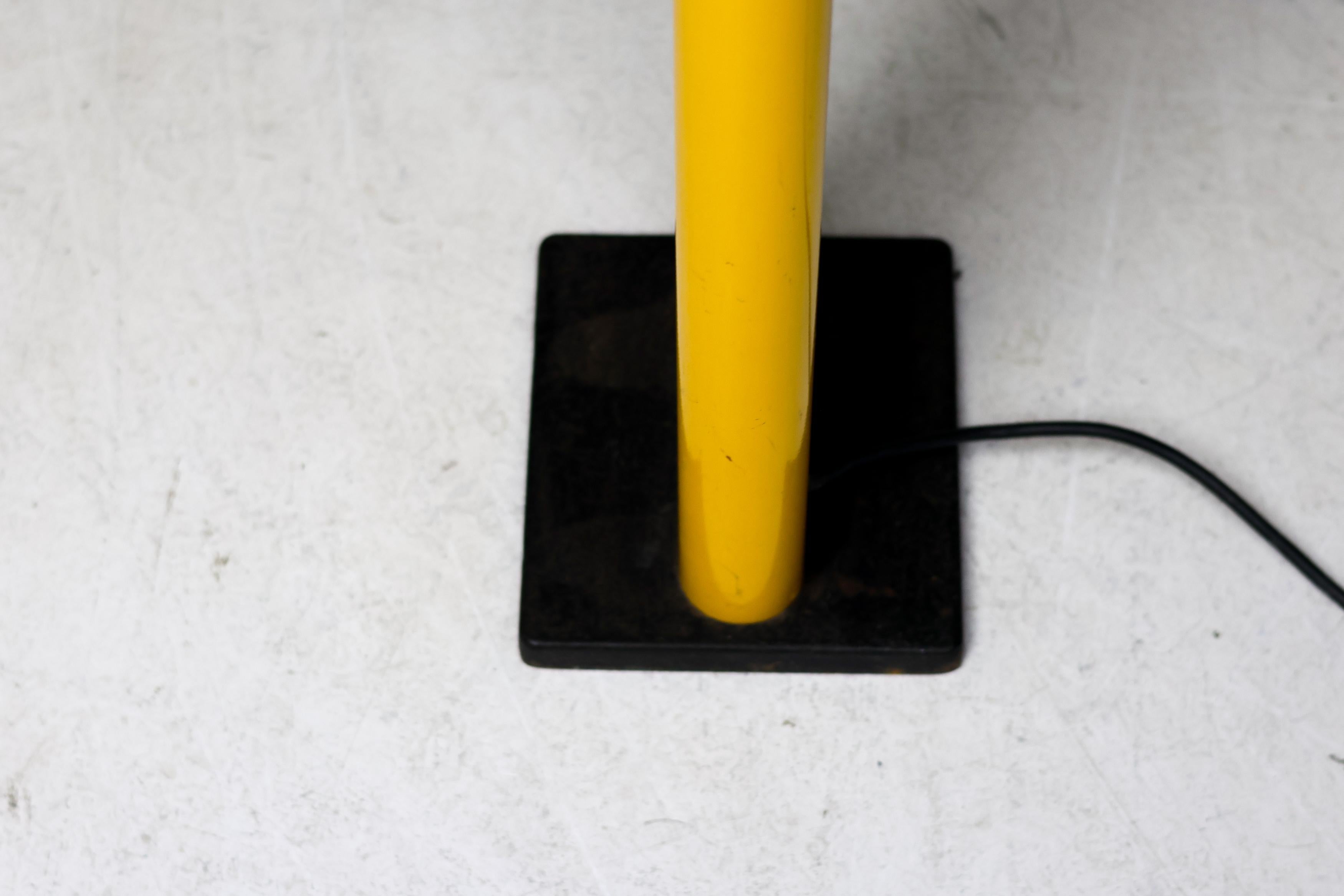 Émaillé Lampadaire italien jaune vif de Gianfranco Frattini, années 1970 en vente