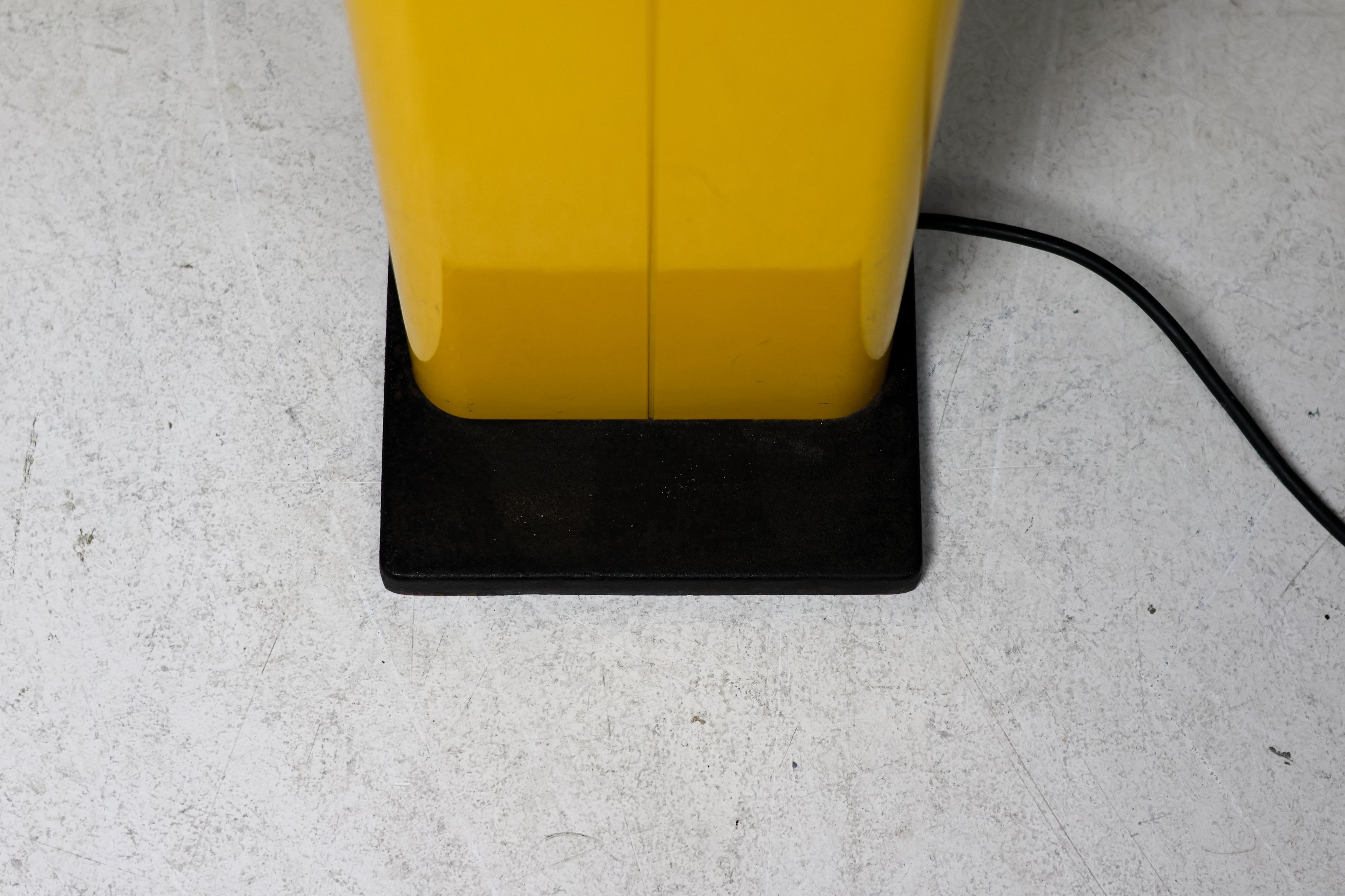 20ième siècle Lampadaire italien jaune vif de Gianfranco Frattini, années 1970 en vente