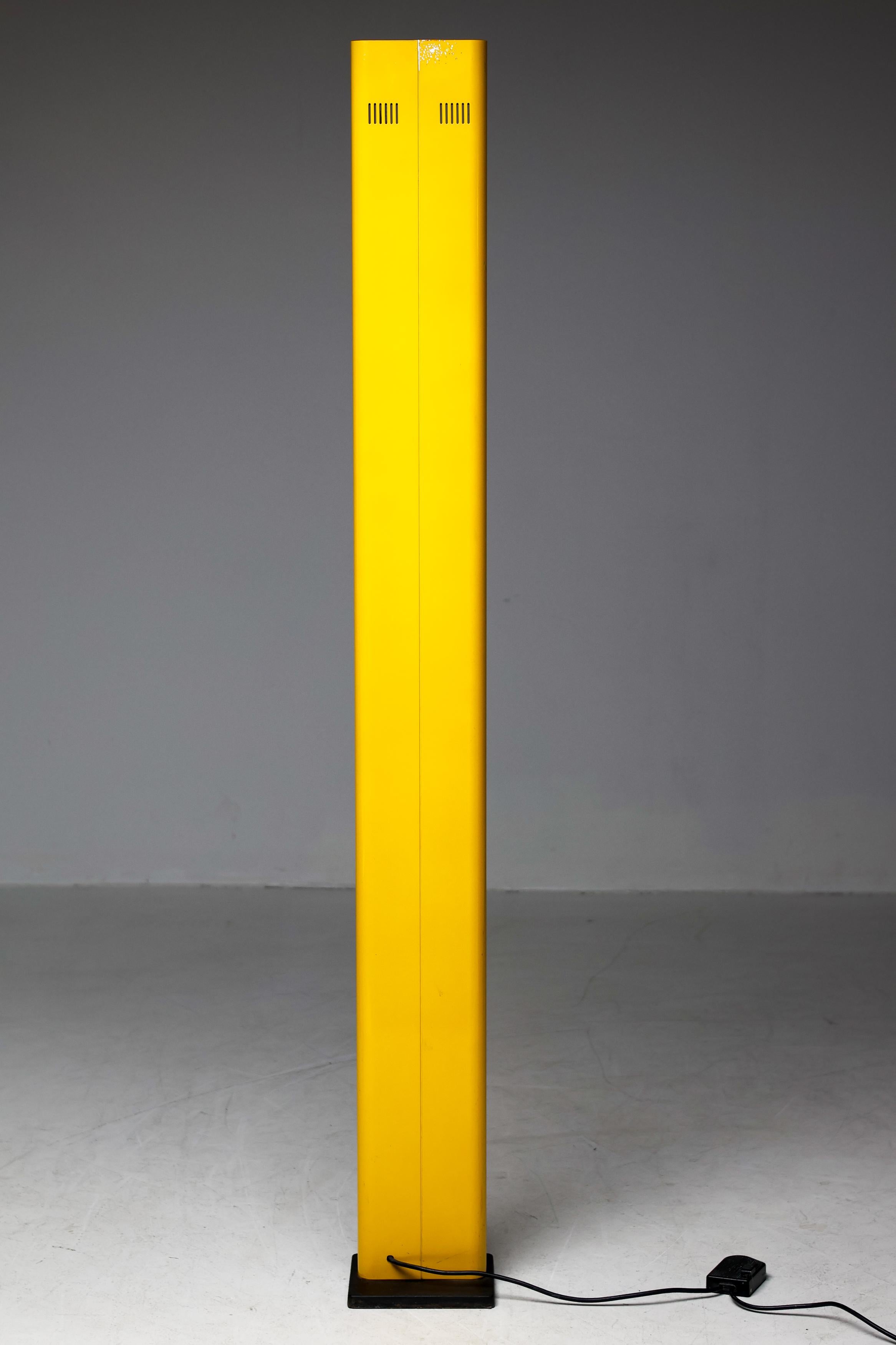 Lampadaire italien jaune vif de Gianfranco Frattini, années 1970 en vente 1