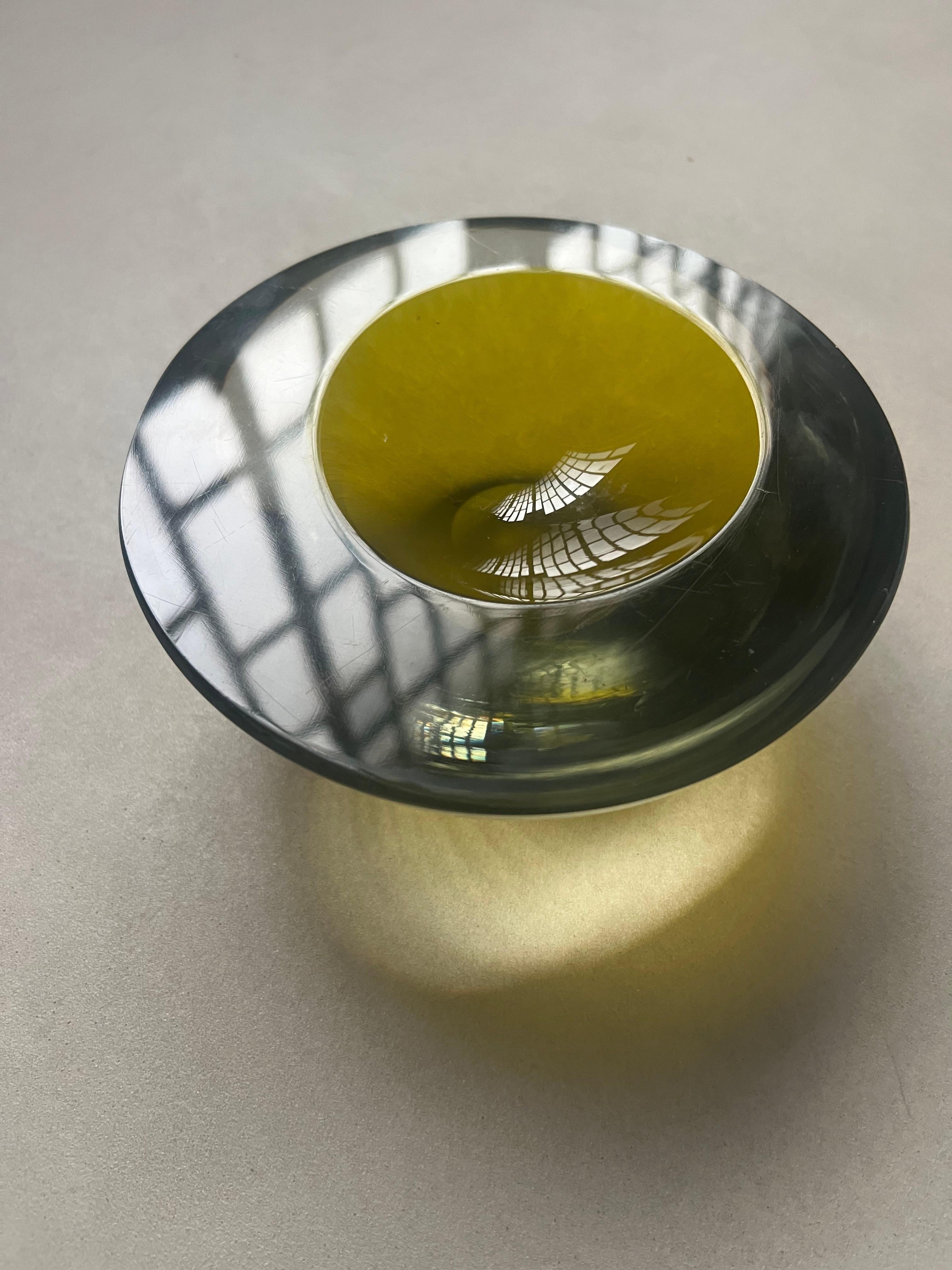 Verre jaune sculptural - Cendrier moderne - Verre de Murano

Bol décoratif / vide poche Mid-Century Modern en verre de Murano jaune, belle teinte de couleur et forme intemporelle. Parfait pour une entrée comme plateau de valet, ou comme accent sur
