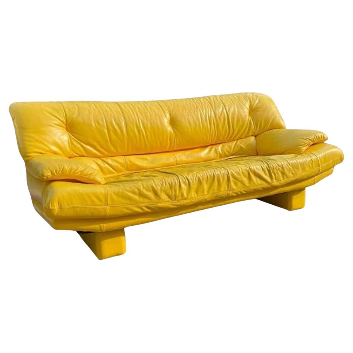 Leuchtend gelbes Nicoletti Salotti Post Modern Italienisches Leder 3-Sitzer Low Sofa (Postmoderne) im Angebot