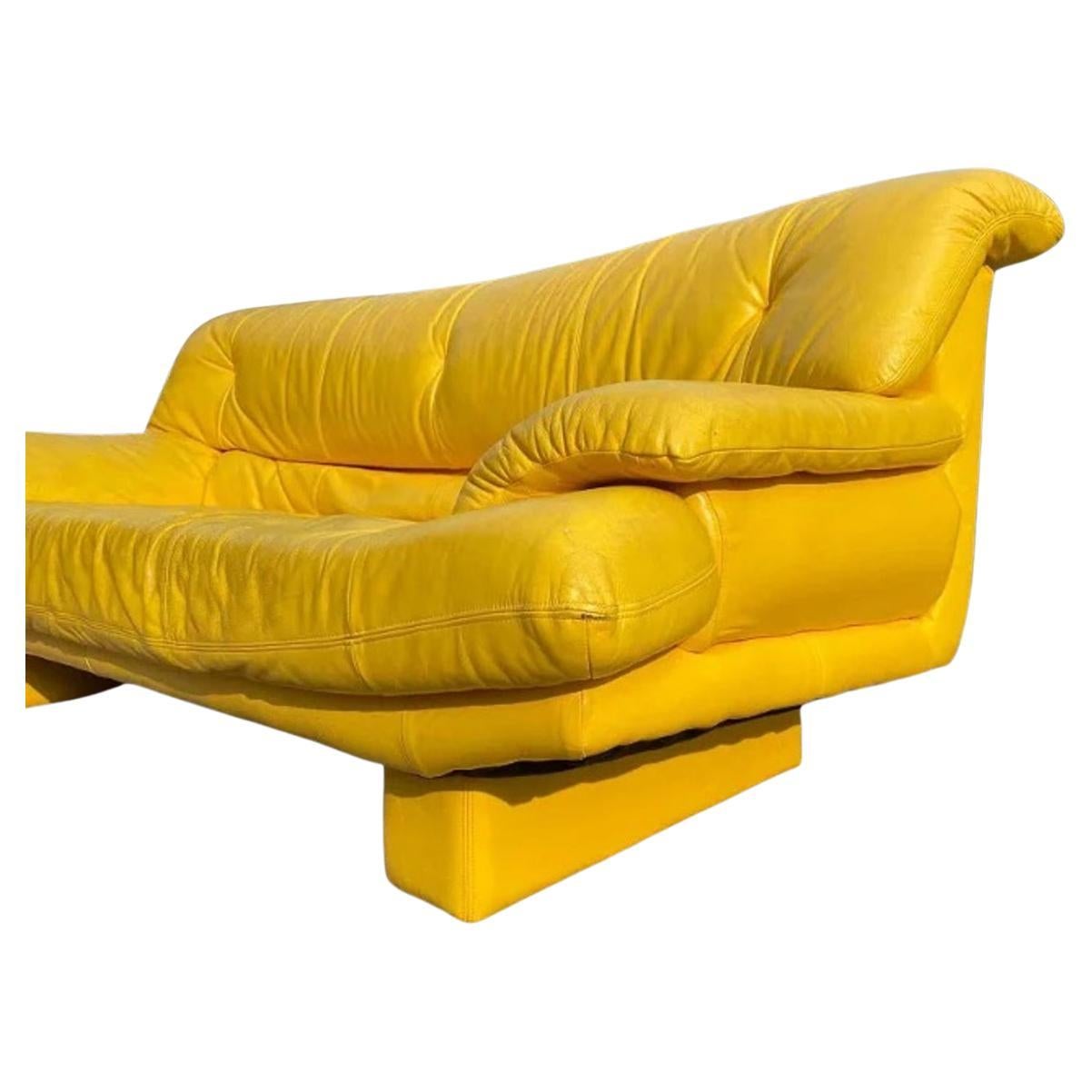Leuchtend gelbes Nicoletti Salotti Post Modern Italienisches Leder 3-Sitzer Low Sofa im Zustand „Gut“ im Angebot in BROOKLYN, NY