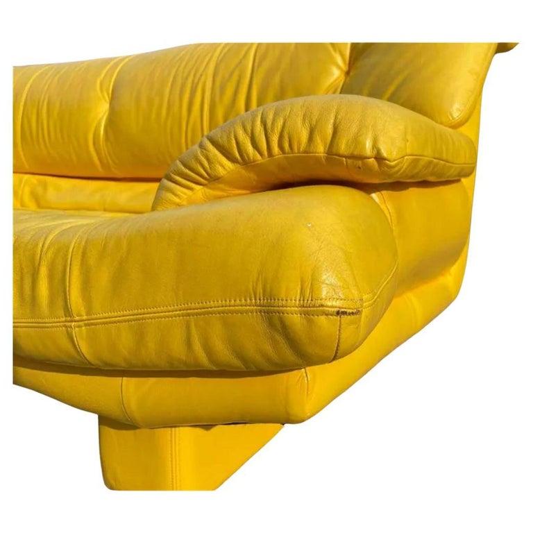 Canapé 3 places bas en cuir italien Nicoletti Salotti Post Modernity jaune vif en vente 1