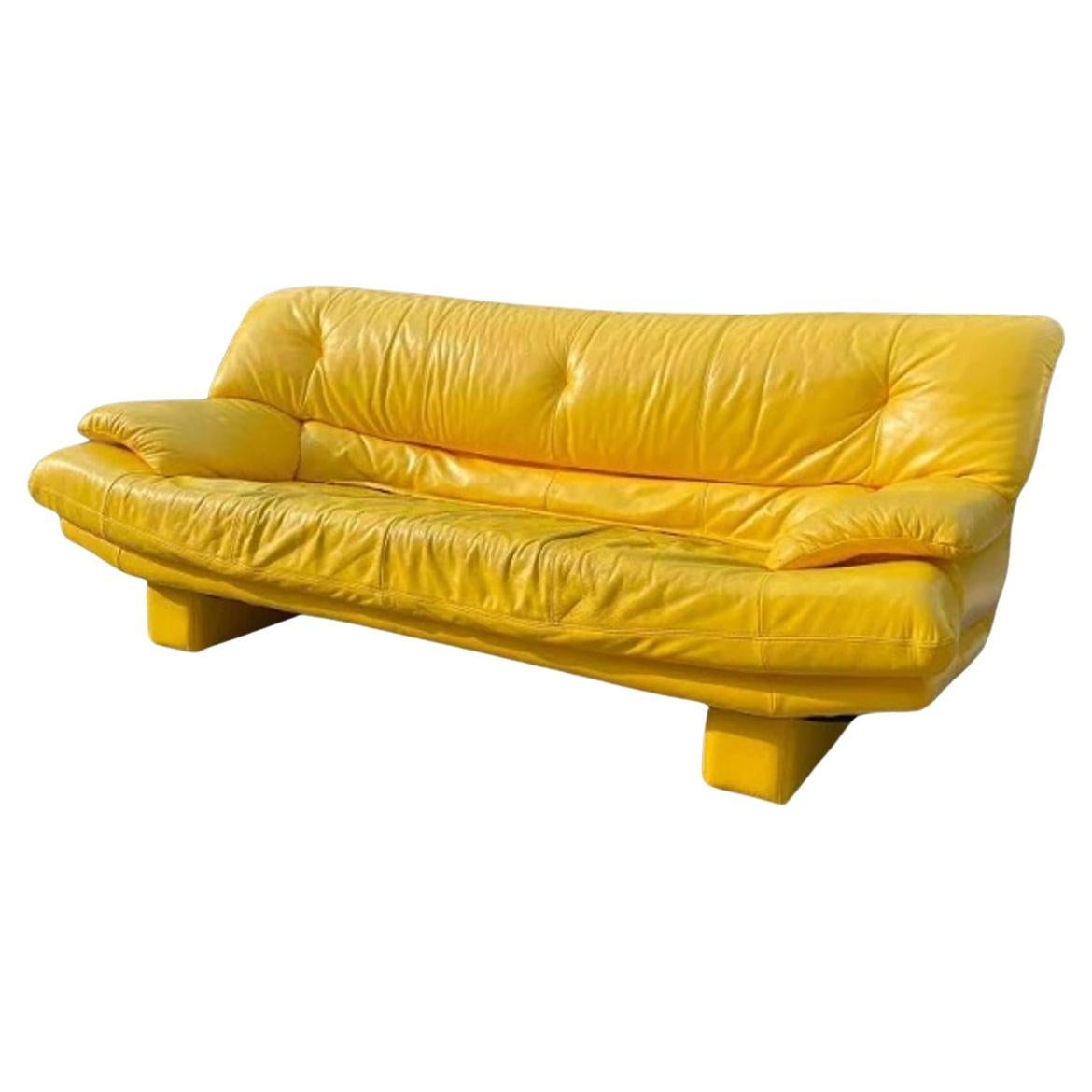 Leuchtend gelbes Nicoletti Salotti Post Modern Italienisches Leder 3-Sitzer Low Sofa im Angebot